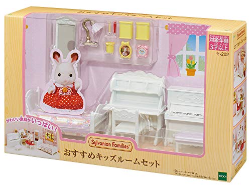 家具セットキッズルームセット/フリーサイズ/セ-202・Color:キッズルームセット・主な原産国:中国・(C) EPOCH・セ-202 おすすめキッズルームセット・対象年齢:3才以上商品紹介 子ども用の家具がたくさん入った、すてきなルームセットです。 ラベンダーとホワイトがテーマカラーのおしゃれなキッズルームセットです。 ベッドで寝たり、勉強をしたり、ピアノを弾いたり、このセットだけでキッズルームでの楽しい遊びが出来ます。 別売りの「赤い屋根の大きなお家」などのお家の室内をすてきに飾ることができます。 別売りのルームセットや単品家具と一緒に遊ぶと、ごっこ遊びがもっと楽しくなります。 【セット内容】 ベッド、マットレス、勉強机、いす(勉強机用)、ピアノ、いす(ピアノ用)、スタンドミラー、 ランプ、写真立て、目覚まし時計、本×2、ペン立て、鉛筆、ペン、デスクマット、かけぶとん(パーツ総数:17個) (より) 安全警告 ●小部品があります。誤飲・窒息の危険がありますので、3才未満のお子様には絶対に与えないでください。