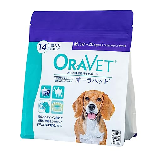 ・ 14個 (x 1) ・柴犬、ビーグル等、中型犬用(~)・噛むことで歯垢・歯石の沈着を軽減・着色料ナシ。原材料は天然由来成分で安心・安全・97%のワンちゃんが喜んで食べてくれる、高い嗜好性・息スッキリ。気になる口臭を軽減。商品紹介 噛むことによって歯垢や歯石の沈着をしっかりと抑え、口臭をブロック ・デルモピノール配合 オーラベットは犬用ガムとして初めてデルモピノールを配合。 歯の健康とお口の衛生管理をサポート。 ・ペットの体にやさしい天然由来成分 オーラベットの原材料は、小麦、大豆や米などの天然由来成分。 もしまるごと飲み込んでしまっても、消化されて排泄されます。ガムを与えた際、排泄物に着色が見られる場合や、口の周りや前肢などに着色が見られる場合がありますが、天然由来成分によるものですので健康上問題ありません。 ・豊かな風味と噛みやすさで実現した高い嗜好性 オーラベットは噛みやすいガムタイプで高い嗜好性を実現しています。 原材料・成分 ゼラチン(豚由来)、精製水、小麦グルテン、グリセリン、大豆粉、米粉、コーンオイル、天然肝臓フレーバー、大豆レシチン、セルロース粉末、酸化チタン、スプレンダスクラロース、炭酸カルシウム、アルファルファ、パセリフレーク、ソルビン酸カリウム、バニリン、硫酸水素ナトリウム、ポビドン、デルモピノール、銅クロロフィリンナトリウム、消ほう剤(シリコーン樹脂) 使用方法 噛むことで歯垢・歯石の沈着を軽減