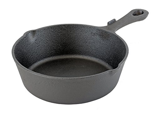 深型鉄の色/18cm/UG-3044・Size:18cmStyle:深型・パッケージ個数:1・サイズ(約):185×295×高さ60mm・重量(約):1.2kg・材質:鉄・カラー:ブラック・ご家庭でも使用可能、オーブンも使用可能製品サイズ:(約)185×295×高さ60mm 製品重量:(約)1.2kg 材質:鋳鉄 フライパンより厚みがあり熱をじっくり均等に伝える。深型タイプ。 調理してそのまま食卓に。 ご家庭でも使用可能。 オーブンも使用可能。 2つ重ねてコンボクッカーとして使用できます。 オーブン料理などが楽しめます。 UG-3043/スキレット18cm【別売り】とUG-3044/深型スキレット18cmの使用をおすすめします。 2つ重ねた際に便利なズレ止め付き。 UG-3019/スキレットロストル(16・18cm用)【別売り】を使用すれば簡単な燻製も楽しめます。 【ご使用前に】 シーズニング(カラ焼き)は不要です。 下記手順で使用前のお手入れを行ってください。 1、洗う 錆止め用に塗られている油を落とすために食器用洗剤で丁寧にこする。 洗い終わったら、洗剤を落とす。 2、水気を飛ばす タオルなどで水気をとったあと、自然乾燥させる。 3、油を塗る 乾いたら、食用油、オリーブオイルなどの純粋な油を塗る。表側も裏側も忘れずに塗る。 バター、マーガリン等の塩分の含んだ物は慣らしには使わないでください。塩分を含まない植物オイルをご使用ください。 レンタル等による貸出、オークション等による販売や中古販売、及び譲渡によって発生した故障・破損・損害・事故などにつきましては一切責任を負いかねますので予めご了承ください。