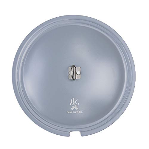 機能的で実用的なデザインシルバグレー/レギュラー/29540・寸法:約 直径 248mm・高さ 約 20mm・板厚 約 2mm・重量:約 250 g・適合:たき火フライパン/たき火フライパン深め/たき火フライパンふた付き2.0・素材 フライパンふた アルミニウム(耐熱塗装)・部門名: ユニセックス大人BushCraftInc.ブランドの『たき火フライパン』シリーズに適合する専用のフタです。 堅牢で重厚感のある2mm厚のアルミ製となっております。 フタを裏返してフライパンに重ねると収納しやすくなっております。 フタに設けられた切り欠きが、たき火フライパンの取っ手の付け根に干渉しない仕様になっています。 フタのツマミは未使用時は畳むことができ、使用時にはツマミを立たせた状態でスライドさせて 切り欠きに合わせることで倒れにくくなっています。 調理で加熱し続けると当製品のツマミが熱くなることがあります。 このDリング状のツマミに、現地で拾った木枝の先端へ溝(ノッチ)を作ってリッドリフターを作れば、 よりブッシュクラフト感を味わえるのではないでしょうか 【ご注意】 ・耐熱塗装は施してはおりますが、フタのみを直接火にかけないでください。 ・調理で加熱を続けていると本製品は熱くなります。やけどにご注意ください。 ・用途以外の使い方をしないでください。 ・お子様の手の届かないところに保管してください。 フライパンのフタのみの販売となります。フライパン本体は付属しません。