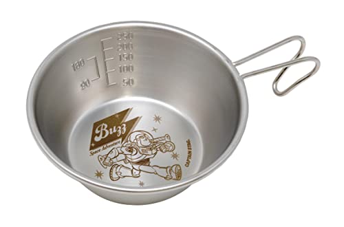 トイ・ストーリー/スペースシルバー/320ml/MA-2329・Size:320mlStyle:トイ・ストーリー/スペース・パッケージ個数:1・製品サイズ:(約)外径120×高さ45mm(本体のみ)、製品重量:(約)90g・容量:(約)320ml・仕様:直火OK・材質:ステンレス鋼(クロム18%・ニッケル8%)・原産国:日本(燕三条)ディズニーステンレスシェラカップ320ml 金物のまち、燕三条で生産しています。 本体は丈夫で錆びにくいステンレス製。 螺旋仕上げのシェラカップ。 優れた耐久性と衛生的な、SUS304ステンレス鋼を使用。 プレス/絞り/フチ巻き/曲げ/洗浄など、金属加工の技術が集約された、地元燕三条産シェラカップ。 広口で食器として使えます。お皿にもコップにも鍋にもなる、キャンプには欠かせない万能食器。 直火OK火にかけても大丈夫なので、ソースや少量の料理を中に入れて温めることができる。 軽量に便利な目盛り付き。 積み重ねができて、すっきり収納できます。 フィールドでのアクティブシーンに応える、シンプル・ベーシック機能をコンセプトにしたシェラカップ。 製品サイズ:(約)外径120×高さ45mm(本体のみ) 製品重量:(約)90g 容量:(約)320ml 仕様:直火OK 材質:ステンレス鋼(クロム18%・ニッケル8%) 原産国:日本(燕三条) レンタル等による貸出、オークション等による販売や中古販売、及び譲渡によって発生した故障・破損・損害・事故などにつきましては一切責任を負いかねますので予めご了承ください。
