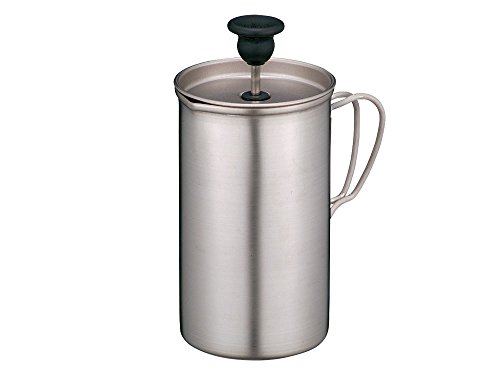 単品マルチ/FF/CS-111・Style:単品・パッケージ個数:1・セット内容:カフェプレス3カップ本体、メッシュ収納ケース・材質:ポット・フタ/チタニウム、プレス部/ステンレススチール、つまみ/エラストマ樹脂・サイズ:直径82×140(h)mm・総重量:約200g・容量:700ml商品紹介 キャンプの朝こそ、いつもと違う味わいを。豆の旨味を最も引き出すコーヒープレス。コーヒーが大好きなスノーピークらしいアイテムです。直接火にかけて、3人分のコーヒーが美味しくつくれます。 Amazonより クライマーである故山井幸雄氏が自らの手と脚で高き頂きを目指す過程で、より使い勝手が良く、より信頼性の高い道具が欲しいというごく自然な欲求が生まれ、クライミングギアの開発を始める。徹底してユーザーの立場に立った製品開発を行うこと、そしてフィールドで実証することにより品質を磨くことがスノーピークのモノづくりの根本である。ポットとミルクフォーまーの本体がチタン製で、軽量ながら直接火にかけられるのでスムーズな作業でおいしいコーヒーが出来上がる。ドリッパーはかわいい焚火台型。ペーパーフィルターを独自の折り方でセット。焚火は使用不可。 メーカーについて スノーピークは、1958年創業、アウトドア用品、フィッシング用品のメーカー。キャンピング用品、ランタン、ストーブ、アイゼン、フィッシング用品を販売している。