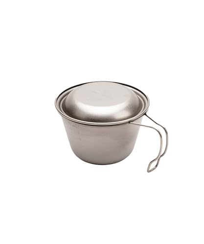 チタンチタン (蓋付き)/360ml【深型】/E-314R・Color:チタン (蓋付き)Size:360ml【深型】・蓋付きの深型チタンシェラカップ。蓋は小皿としても活用可能。チタンシェラカップの深さと容量をアレンジし、スープなどの汁物に適した使用にアップデート。スプーンで具材をすくいやすい丸みのある形状にし、カップの内側には、お米を測れる目盛も付いており、本体底面には、自社工場で製造していることを示す刻印を施しています。付属の蓋は、灰やゴミの浸入を防げるほか、反転させ、小皿としても使うことができ、蓋と本体はそれぞれ重ねて、何個でも持ち運ぶことができます。痒いところに手が届く蓋付きの深型チタンシェラカップです。 本体底面の刻印がE-314とは異なります。・セット内容：本体、蓋・サイズ：φ109×77mm(取手除く、蓋付き)・重量：65g・素材：チタニウ容量：360mlム蓋付きの深型チタンシェラカップ。蓋は小皿としても活用可能。 チタンシェラカップの深さと容量をアレンジし、スープなどの汁物に適した使用にアップデート。 スプーンで具材をすくいやすい丸みのある形状にし、カップの内側には、お米を測れる目盛も付いており、本体底面には、自社工場で製造していることを示す刻印を施しています。付属の蓋は、灰やゴミの浸入を防げるほか、反転させ、小皿としても使うことができ、蓋と本体はそれぞれ重ねて、何個でも持ち運ぶことができます。痒いところに手が届く蓋付きの深型チタンシェラカップです。 本体底面の刻印がE-314とは異なります。