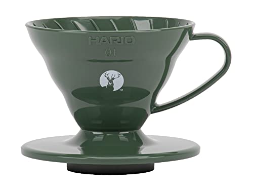オリーブ(1~2杯用)オリーブ/幅120×高さ84mm/UW-3576・Size:幅120×高さ84mmStyle:オリーブ(1~2杯用)・パッケージ個数:1・HARIO×CAPTAIN STAG コラボレーションアイテム・製品サイズ:(約)幅120×高さ84mm・製品重量:(約)65g・材質:ポリプロピレン(耐熱温度=120℃)・原産国:日本HARIO×CAPTAIN STAG コラボレーションアイテム スパイラルリブが決め手。 ペーパーを浮かせて、しっかり蒸らします。 円すい形と大きなひとつ穴でネルドリップのような極上な味わい。 特長1 円すい形 円すい形なので、深い珈琲粉の層ができ、注がれたお湯が中心に向かって流れる事により珈琲粉に長く触れ、成分をより抽出することができます。 特長2 大きなひとつ穴 ドリッパー底面に大きなひとつ穴。注がれたお湯がドリッパーからの制限を受けることなく抽出でき、よりネルドリップに近い抽出ができます。お湯を注ぐ速度により珈琲の味を変えることができるため、お好みの珈琲をお楽しみいただけます。 特長3 スパイラルリブ ドリッパー内部のリブ(凸部)を高く上部まで付けたことにより、ペーパーとドリッパーの密着を防ぎ、空気の抜ける空間ができます。蒸らしの際に、この空間から空気が抜け、珈琲粉がしっかりと膨らみます。 製品サイズ:(約)幅120×高さ84mm 製品重量:(約)65g 材質:ポリプロピレン(耐熱温度=120℃) 原産国:日本 レンタル等による貸出、オークション等による販売や中古販売、及び譲渡によって発生した故障・破損・損害・事故などにつきましては一切責任を負いかねますので予めご了承ください。