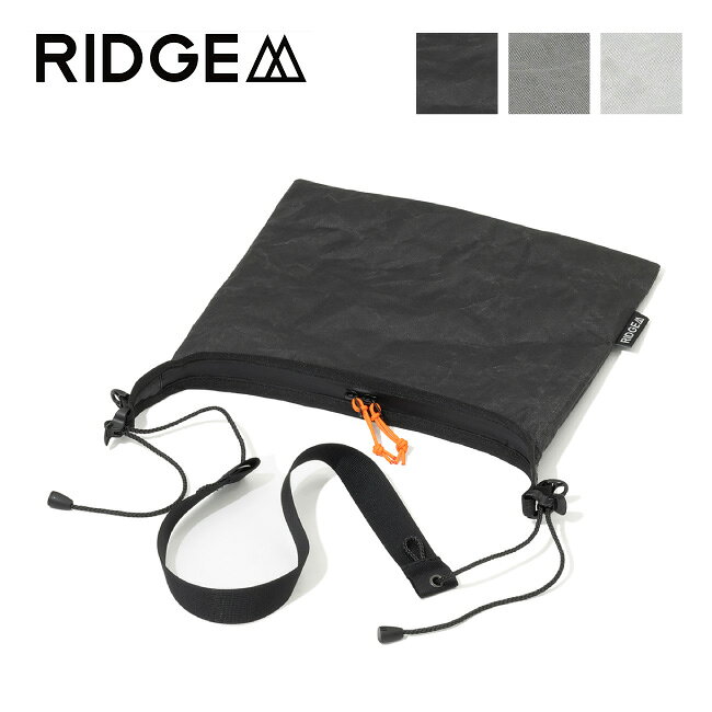 メーカー希望小売価格はメーカーカタログに基づいて掲載していますSpec ブランド名 RIDGE MOUNTAIN GEAR リッジマウンテンギア 商品名 Sacoche サコッシュ メーカー型番 サイズ 高さ 約21cm×巾 約26cm※メーカーサイズ参照 カラー BlackMagicCharcoalGreyGlacierGrey 詳細 &nbsp; 懐かしさと新しさが交錯するこのプロダクトウィンドシェル・グローブ・ウォレット・イヤフォン・500mlペットボトル・サングラス・鍵・スマートフォン等、ハイキング行動中に必要な、サッと取り出したいアイテム等が収納可能です。ファスナーはYKK AquaGuard NATULON コイルファスナー 3号を採用しています。アクアガードはテープの表面をポリウレタンフィルムでラミネートし、止水性を持たせる処理を施したファスナーです。撥水性に優れた特殊加工が施されたファスナーで、軽い雨や水しぶきなどがかかる状況でも内部をしっかりと保護します。本体ポケット内部には鍵や小物が引っ掛けられるフックが内蔵されています。ショルダーテープ部分には、温度計やコンパス、ホイッスルなどの小物アクセサリーを取り付けられるループを設けています。山の中でさっと確認したいギアを、アクセスしやすい場所にセットできるため、移動中や立ち止まることなく行動しながらの確認が可能です。また、コードアジャスターのすぐ下にもDリングを配置しています。こちらもカラビナやコードリールなどを用いて、鍵や小型のLEDライト等を引っ掛けることが可能です。ロープの長さを調整する場合はコードアジャスターのプラパーツの角度を傾けロープを引っ張る事で簡単に行えます。ファスナー口はスライダー2つ付いたダブルファスナー仕様となっておりますのでどちらからでも開閉しやすい設計となっています。底部分には約5cmのマチを設けています。荷物を収納していくと、マチが自然に広がり、見た目にもふくらみが生まれます。普段はすっきりとしたシルエットを保ちつつ、必要なときにはしっかりと容量を確保できる設計です。【Material】この製品の本体部分にはChallenge Sailcloth Ultra100Xを使用しています。【重量】約54g【素材】表面 : 超高分子量ポリエチレン 52％、ポリエステル 48％中糸 : 超高分子量ポリエチレン 100％裏面 : ポリエステルフィルム 100％ファスナー : YKK AquaGuard NATULON コイルファスナー 3号 ------------------------------------------------------------ ※モニタやPC環境等により実物と多少色合いが異なって見える場合もございます。 ※外箱がある商品につきましては生産、運搬の過程上、商品の箱(外箱)に多少の汚れや、破れ等が生じる場合がございます。 予めご了承の上お買い求め頂きます様、よろしくお願いいたします。 ※パターン生地を使用している商品によってはパターン位置に個体差がございます。予めご了承下さい。 ※一部商品画像にメーカー提供画像を使用している商品もございますので、仕様が予告なく変更される場合がございます。 ※複数のショッピングモールで同時販売しておりますので、在庫切れになってしまう場合がございます。 厳重に注意し在庫システムで管理を行っておりますが、お買い上げいただいた商品が品切れになってしまう場合がございます。 また、人気商品に関しましても複数のお客様が一度に購入を行い、在庫の反映が間に合わずご購入できてしまう場合がございます。 その際はお客様には必ずご連絡をさせていただきますが、万が一入荷予定がない場合はキャンセルさせていただく場合がございます。 大変申し訳ございませんがあらかじめご了承ください。 ※メール便発送対象商品に関しましては、メール便規定料金にてお送りします。 ※ガス缶などをご使用いただく商品の場合、同メーカーのものをご使用いただくことを推奨しております。 製品不良などが起こった場合、保証対象外となる場合がございます。 ------------------------------------------------------------