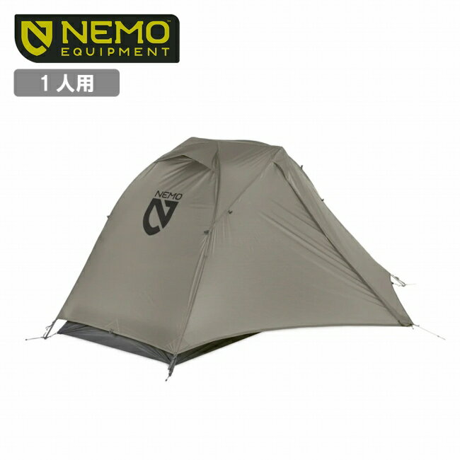 メーカー希望小売価格はメーカーカタログに基づいて掲載していますSpec ブランド名 NEMO Equipment ニーモ・イクイップメント 商品名 Dragonfly OSMO 1P ドラゴンフライオズモ1P (Fog) メーカー型番 NEM417-020026-GRY001 サイズ フロア面積：1.9m2前室面積：0.8m2室内高：100cm※メーカーサイズ参照 カラー 詳細 &nbsp; 重さと居住性の「完璧なバランス」を追求した、自立式テントの決定版ドラゴンフライ オズモは、軽さと居住性の理想的なバランスで長らくハイカーに愛されてきたベストセラーモデルです。そして今、刷新されたNEMOオリジナルのクロスバー・デザインにより、そのパフォーマンスはさらなる高みへと到達しました。より位置が高くなったドア、拡張された内部空間、そしてリサイクルアルミポールを採用した強靭かつ安定したフレームを備え、あらゆる冒険に最適な自立式テントの決定版となりました。【特長】・高強度：一般的な生地に比べ強度が20%向上し、過酷な環境でも耐久性を発揮します。・優れた撥水・速乾性：撥水性の初期値が高く、その効果が従来の4倍(持続力では5倍)長持ちします。　生地が水を含みにくく短時間で乾くため、雨天後の撤収でも重くなったテントを持ち運ぶ必要がありません。・弛みの抑制：濡れた時の生地の伸縮性が1/3に抑えられており、雨や湿気の多い環境でも設営後のテントが弛みにくく、翌朝まで十分な強度とドライな空間を維持します。・高い耐久性：耐加水分解性が非常に高く、生地の劣化を抑えます。　また、シーム（縫い目）を最小限に抑えたシングルシーム・バスタブ構造とシリコン浸透型ファブリックの採用により、製品寿命を延ばしています。【充実の収納と、細部まで考え抜かれた利便性】ゆとりあるドアと広い前室により、出入りやギアの出し入れもスムーズです。・Gatekeeper タイバック付き大開口ドア両サイドに配置された背の高いドアと広い前室により、スムーズな出入りとギアへの容易なアクセスを可能にします。・Landing Zone(ランディングゾーン)付属の防水ストレージタブを前室に設置することで、雨や泥から大切なギアを守りながら整理して置くことができます。・Nightlight Pocket(ナイトライトポケット)天井のポケットにヘッドランプを入れるだけで、ブルーライトを抑えた柔らかな光がテント内を均一に照らすランタンに早変わりします。・多彩な収納スペース一体型のギアロフトや大容量のギアポケットを備え、身の回りの小物を整理整頓できます。・進化した Divvy Cube スタッフサックパッキングしやすい長方形のデザインに刷新。パートナーと重量を分割してパッキングしやすくなったほか、バックパックの隙間にも効率よく収まります。・保護機能付きストラットベントジッパーフラップ上部に配置されたベンチレーションにより、激しい嵐の中でも優れた換気性能を維持し、結露を抑制します。----------------------------------【就寝人数】1人【最小重量】1.0kg【本体素材】ポリエステル/ノーシーアムメッシュ【フライ/前室部素材】OSMOリップストップ(ナイロン、ポリエステル)【フロア素材】OSMOリップストップ(ナイロン、ポリエステル) ------------------------------------------------------------ ※モニタやPC環境等により実物と多少色合いが異なって見える場合もございます。 ※外箱がある商品につきましては生産、運搬の過程上、商品の箱(外箱)に多少の汚れや、破れ等が生じる場合がございます。 予めご了承の上お買い求め頂きます様、よろしくお願いいたします。 ※パターン生地を使用している商品によってはパターン位置に個体差がございます。予めご了承下さい。 ※一部商品画像にメーカー提供画像を使用している商品もございますので、仕様が予告なく変更される場合がございます。 ※複数のショッピングモールで同時販売しておりますので、在庫切れになってしまう場合がございます。 厳重に注意し在庫システムで管理を行っておりますが、お買い上げいただいた商品が品切れになってしまう場合がございます。 また、人気商品に関しましても複数のお客様が一度に購入を行い、在庫の反映が間に合わずご購入できてしまう場合がございます。 その際はお客様には必ずご連絡をさせていただきますが、万が一入荷予定がない場合はキャンセルさせていただく場合がございます。 大変申し訳ございませんがあらかじめご了承ください。 ※メール便発送対象商品に関しましては、メール便規定料金にてお送りします。 ※ガス缶などをご使用いただく商品の場合、同メーカーのものをご使用いただくことを推奨しております。 製品不良などが起こった場合、保証対象外となる場合がございます。 ------------------------------------------------------------