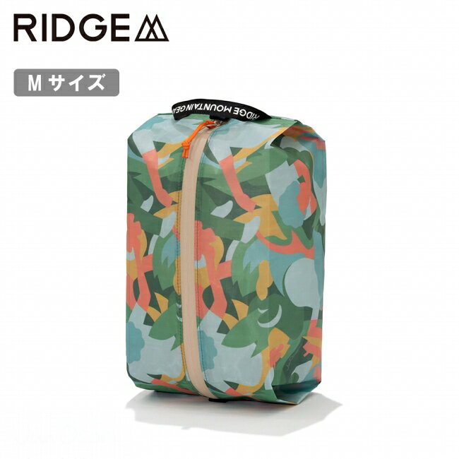 メーカー希望小売価格はメーカーカタログに基づいて掲載していますSpec ブランド名 RIDGE MOUNTAIN GEAR リッジマウンテンギア 商品名 JUN OSON×RIDGE Case M ジュンオソン×リッジケースM メーカー型番 サイズ 縦32.5cm×横13.5cm×側面のマチ11cm※メーカーサイズ参照 カラー 詳細 &nbsp; このスタッフサックに使用されているDyneema CT5K.18/wov.32cという素材は、使い込むほどにその表情が変わるのが特徴です。初めはパリッとした質感ですが、時間が経つにつれてシワが増え、全体的に柔らかくなっていきます。また、若干の縮みが生じることで、ファスナー部分に波打つような風合いが生まれ、マチの折り目が取れて角が丸みを帯びていきます。このエイジングによる変化は、単なる道具を超えて「自分だけのギア」へと育てていく感覚をもたらします。もちろん、変化した後も十分な強度を保ち、むしろ馴染みが増すことで、より使いやすくなるのも大きな魅力です。長く使い続けることで、手に馴染み、表情が豊かになっていきます。実用性だけでなく、愛着の湧く道具として育っていく楽しさも、このスタッフサックの大きな魅力だと感じています。----------------------------------------------------【素材】表面：50デニールのポリエステル(ポリエステル73%、ポリエチレン27%)中間層：ポリエチレン繊維(UHMWPE ファイバー)裏面：ポリエステルフィルム【重量】約28g【容量】約5L ------------------------------------------------------------ ※モニタやPC環境等により実物と多少色合いが異なって見える場合もございます。 ※外箱がある商品につきましては生産、運搬の過程上、商品の箱(外箱)に多少の汚れや、破れ等が生じる場合がございます。 予めご了承の上お買い求め頂きます様、よろしくお願いいたします。 ※パターン生地を使用している商品によってはパターン位置に個体差がございます。予めご了承下さい。 ※一部商品画像にメーカー提供画像を使用している商品もございますので、仕様が予告なく変更される場合がございます。 ※複数のショッピングモールで同時販売しておりますので、在庫切れになってしまう場合がございます。 厳重に注意し在庫システムで管理を行っておりますが、お買い上げいただいた商品が品切れになってしまう場合がございます。 また、人気商品に関しましても複数のお客様が一度に購入を行い、在庫の反映が間に合わずご購入できてしまう場合がございます。 その際はお客様には必ずご連絡をさせていただきますが、万が一入荷予定がない場合はキャンセルさせていただく場合がございます。 大変申し訳ございませんがあらかじめご了承ください。 ※メール便発送対象商品に関しましては、メール便規定料金にてお送りします。 ※ガス缶などをご使用いただく商品の場合、同メーカーのものをご使用いただくことを推奨しております。 製品不良などが起こった場合、保証対象外となる場合がございます。 ------------------------------------------------------------