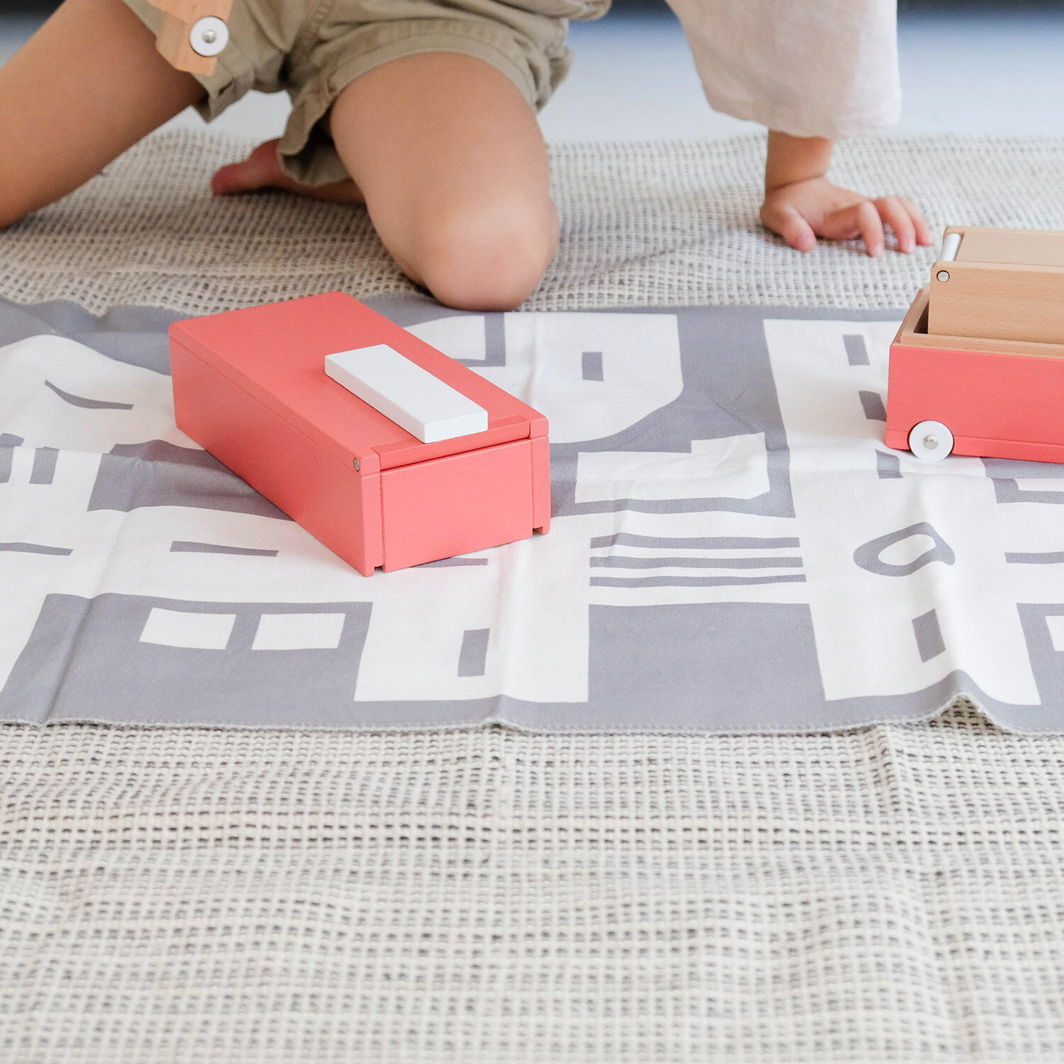 【最大1000円OFFクーポン発行中 3/26 11:59まで！】 dou? ドウ 木のおもちゃ 知育玩具 積み木 ライドイン 男の子 女の子 1歳 2歳 3歳 木製 ベビー 赤ちゃん 消防車 救急車 バス タクシー ride in 006 2