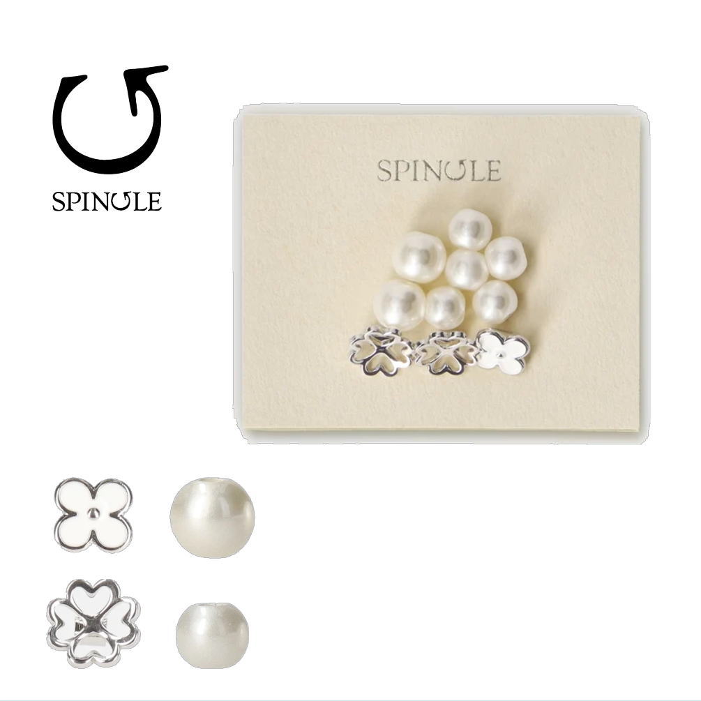 【商品説明】 　いつものスニーカーをアクセサリー感覚でカスタマイズできる、SPINGLEオリジナルのシューアクセサリー。 　シューレースに通すだけの簡単装着で、いつもの足元に上品な煌めきと華やかさをプラス。 　左右揃えてシンプルにまとめたり、モチーフを効かせたアシンメトリーな配置を楽しんだりと、組み合わせは自由自在。 　上品なパール2種と、愛らしいクローバー＆フラワーモチーフの【4種類・計10個】をセットでお届けします。 　お手持ちの靴にもお使いいただけます。 　ポイント 　・SPINGLEオリジナルのシューアクセサリー 　・靴紐に通すだけで簡単に装着 　・足元に上品な華やかさをプラスしたい日に 【ブランド】 　SPINGLE（スピングル） 【商品名】 　SPA-212 【セット内容】（4種類・計10個入り） 　・小パール × 5個（ベース使いや連続付けに） 　・大パール × 2個（ワンポイントの上品なアクセントに） 　・クローバー × 2個（左右で揃えられる愛らしいモチーフ） 　・フラワー × 1個（視線を惹きつける華やかな一粒） 【生産国】 　日本 　お買い物方法が分からない方はこちらをご覧下さい。 　メーカー希望小売価格はメーカーサイトに基づいて掲載しています。【商品説明】 　いつものスニーカーをアクセサリー感覚でカスタマイズできる、SPINGLEオリジナルのシューアクセサリー。 　シューレースに通すだけの簡単装着で、いつもの足元に上品な煌めきと華やかさをプラス。 　左右揃えてシンプルにまとめたり、モチーフを効かせたアシンメトリーな配置を楽しんだりと、組み合わせは自由自在。 　上品なパール2種と、愛らしいクローバー＆フラワーモチーフの【4種類・計10個】をセットでお届けします。 　お手持ちの靴にもお使いいただけます。 　ポイント 　・SPINGLEオリジナルのシューアクセサリー 　・靴紐に通すだけで簡単に装着 　・足元に上品な華やかさをプラスしたい日に 【ブランド】 　SPINGLE（スピングル） 【商品名】 　SPA-212 【セット内容】（4種類・計10個入り） 　・小パール × 5個（ベース使いや連続付けに） 　・大パール × 2個（ワンポイントの上品なアクセントに） 　・クローバー × 2個（左右で揃えられる愛らしいモチーフ） 　・フラワー × 1個（視線を惹きつける華やかな一粒） 【生産国】 　日本