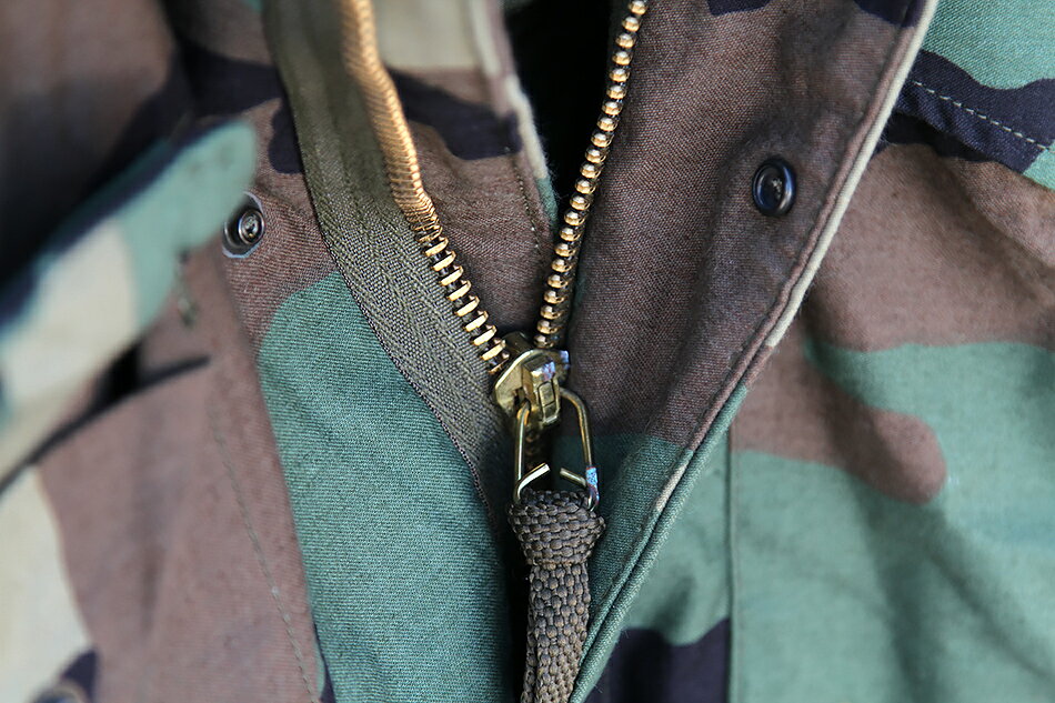 Sneezeの「80's DEADSTOCK U.S.ARMY M-65 FIELD JACKET WOODLAND」VINTAGE MILITARY X-SMALL/SHORT:REGULAR80年代 デッドストック M-65 フィールドジャケット ウッドランド カモ 迷彩 グリーン アメリカ軍 米軍実物新品 放出品 メンズ アウター アウトドア｜アングル3