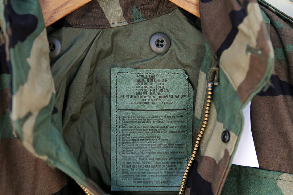 Sneezeの「80's DEADSTOCK U.S.ARMY M-65 FIELD JACKET WOODLAND」VINTAGE MILITARY X-SMALL/SHORT:REGULAR80年代 デッドストック M-65 フィールドジャケット ウッドランド カモ 迷彩 グリーン アメリカ軍 米軍実物新品 放出品 メンズ アウター アウトドア｜アングル2