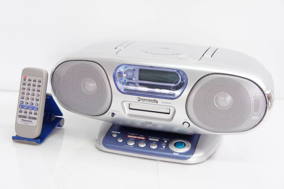 ●商品情報 ・手元での集中操作が可能な「オペレーションステージ」搭載 ・動作状態を一目で確認「オペレーションモニター&インジケーター」搭載 ・ボーカル音をクリアに再現する「ライブバーチャライザー」搭載 ・メーカー／Panasonicパナソニック ・型番／RX-MDX60 ・年式／2002年製 ・サイズ／幅405×高170×奥行260mm ・重量／約3.8kg ・再生対応／CD、MD、MDLP、AM/FMラジオ ※詳細はメーカーHP等をご確認ください。 ●状態／【中古】 ・キズやスレ、使用感がございます。 ●付属品／リモコン、電源コード ●保証／90日間の動作保証 ●送料無料　※沖縄県のみ500円かかります。 ※随時更新してはおりますが、他サイトにて同時販売中のため購入のタイミングによっては売り切れの場合がございます。売切れの際はご連絡いたします。