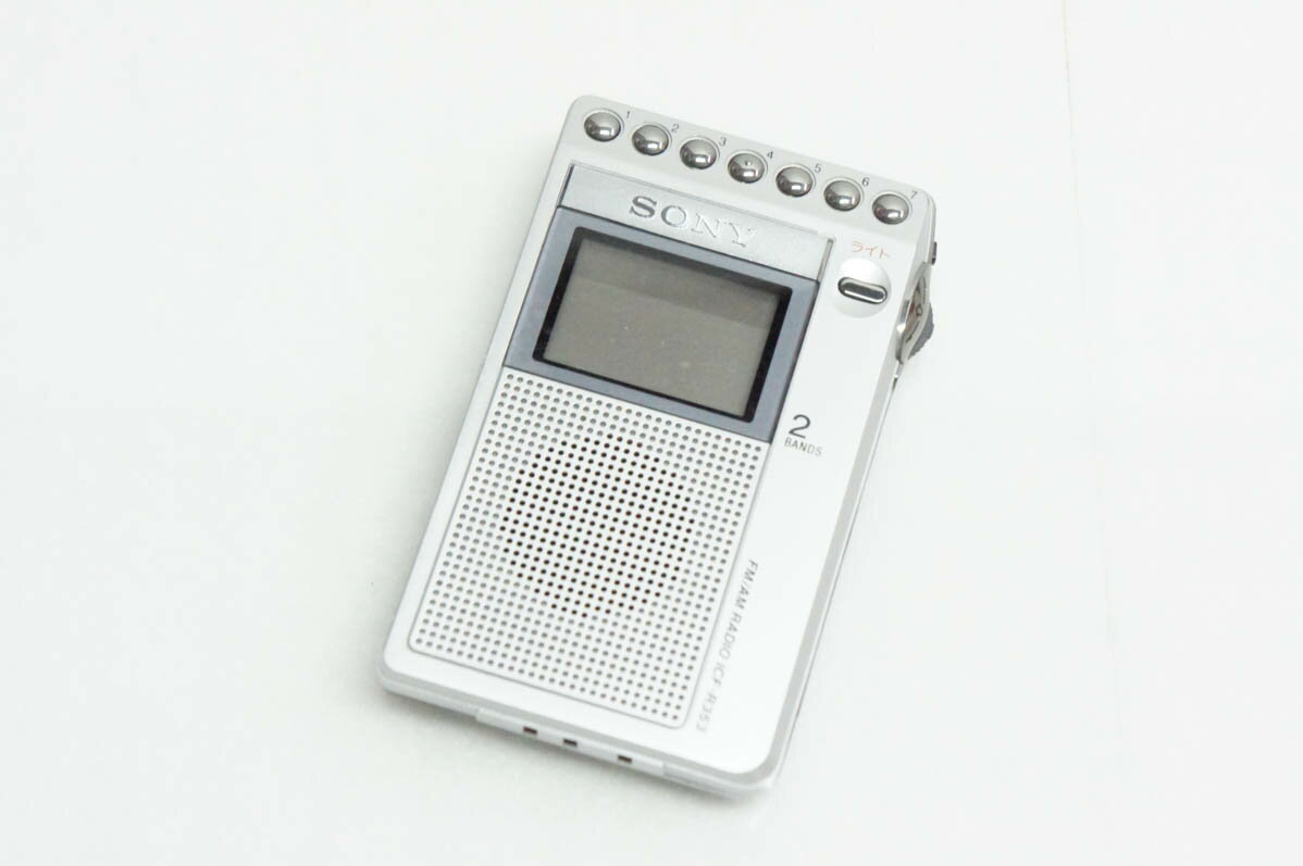 ●商品情報 ・高感度AM設計 ・バックライト付き大型液晶 ・メーカー／ソニーSONY ・型番／ICF-R353 ・年式／2010年モデル ・電源（乾電池）／単4乾電池 ・サイズ／幅55×高さ91×奥行12.3mm ・重量／74g ※詳細はメーカーHP等をご確認ください。 ●状態／【中古】 ・キズやスレ、使用感がございます。 ●付属品／本体のみ ●保証／90日間の動作保証 ※内蔵バッテリーの摩耗は保証対象外 ●送料無料　※沖縄県のみ500円かかります。 ※随時更新してはおりますが、他サイトにて同時販売中のため購入のタイミングによっては売り切れの場合がございます。売切れの際はご連絡いたします。