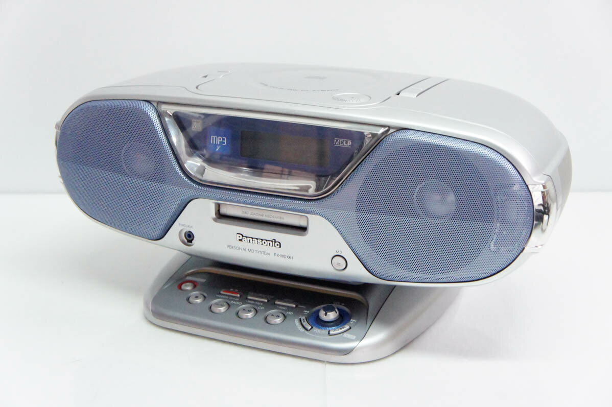 ●商品情報 ・操作ラクラク「ライティングオペレーションステージ」 ・聞きたい曲をすばやく探せる多彩な選曲機能 ・MP3形式で記録したCD-R/RW再生対応 ・メーカー／Panasonicパナソニック ・型番／RX-MDX61 ・年式／2003年製 ・サイズ／幅403×高175×奥行270mm ・重量／約4.0kg ・再生対応／CD、CD-R/RW、MD、MDLP、AM/FMラジオ、MP3 ※詳細はメーカーHP等をご確認ください。 ●状態／【中古】 ・キズやスレ、使用感がございます。 ●付属品／電源コード ※リモコンは付属しておりません。 ●保証／90日間の動作保証 ●送料無料　 ※随時更新してはおりますが、他サイトにて同時販売中のため購入のタイミングによっては売り切れの場合がございます。売切れの際はご連絡いたします。