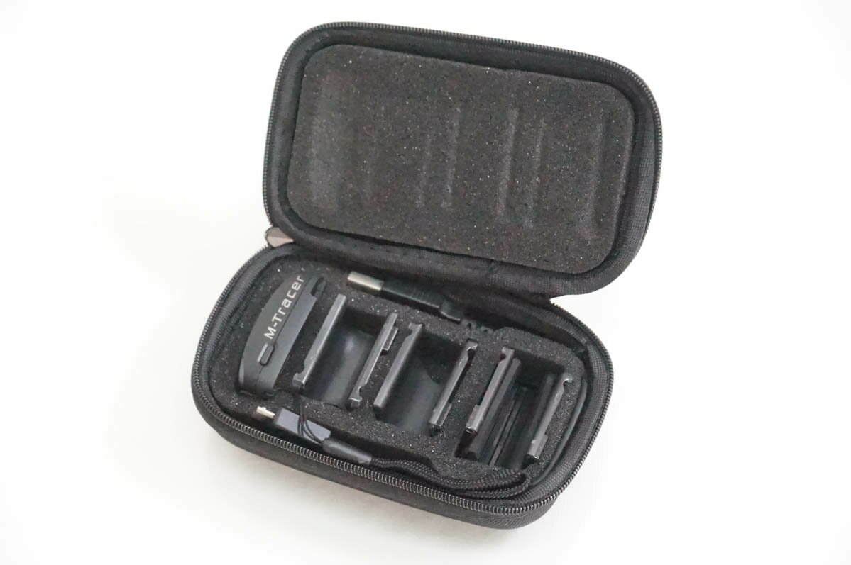 ●商品情報 ・ドライバーからパターまでスイングとストロークの全容が小型センサーでわかる ・スマホですぐに結果確認 ビジュアル表示でわかりやすい ・メーカー／EPSON ・型番／M-S751 ・通信方式／Bluetooth 2.1＋EDR Class2 ・外形寸法／50×27×16mm ※詳細はメーカーHP等でご確認ください。 ●状態／【中古】 ・スレ、使用感がございます。 ●付属品／アタッチメント、キャリングケース、USBケーブル ※画像のものがすべてです。 ●保証／90日間の動作保証 ※内蔵バッテリーの摩耗は保証対象外 ●送料無料 ※随時更新してはおりますが、他サイトにて同時販売中のため購入のタイミングによっては売り切れの場合がございます。売切れの際はご連絡いたします。