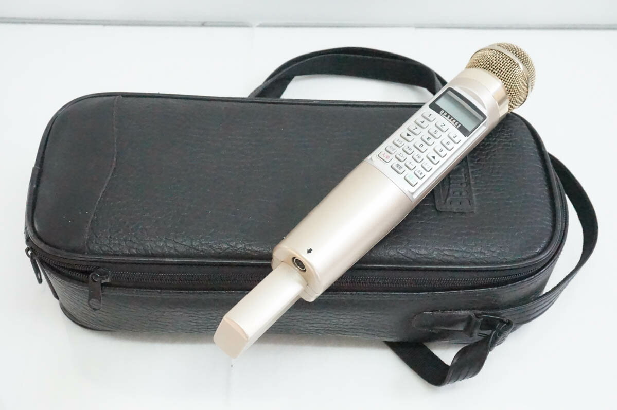 ●商品情報 ・パーソナルカラオケがあればそこがオン・ステージ。 ・パーティーに！お誕生日や結婚パーティーにゲーム機能もいろいろ。 ・バス旅行で！長い道中もわいわい楽しみながらだとあっという間。 ※詳細はメーカーHP等をご確認ください。 ●状態／【中古】 ・キズやスレ、使用感がございます。 ●付属品／楽曲リスト、説明書、AVケーブル、ケース、ACアダプター ●保証／90日間の動作保証 ●送料無料　 ※随時更新してはおりますが、他サイトにて同時販売中のため購入のタイミングによっては売り切れの場合がございます。売切れの際はご連絡いたします。