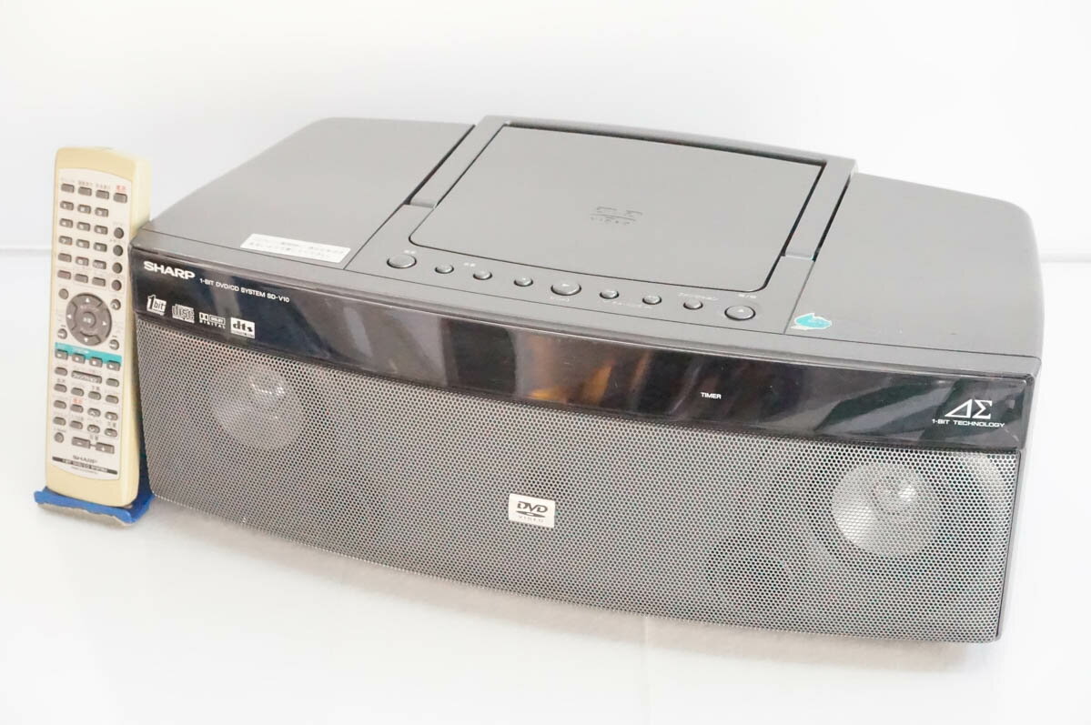 ●商品情報 ・1ビットデジタル技術: 約2.8MHzの高速サンプリングにより、音の伝送・増幅を1ビット信号で行い、クリアな音質を再現。 ・一体型システム: アンプ、スピーカー、DVDプレーヤーが一つになっており、設置スペースを取らない。 ・メーカー／SHARPシャープ ・型番／SD-V10 ・年式／2004年製 ・サイズ／420x150x271.6 mm ※詳細はメーカーHP等をご確認ください。 ●状態／【中古】 ・キズやスレ、使用感がございます。 ●付属品／リモコン、電源コード ●保証／90日間の動作保証 ●送料無料 ※随時更新してはおりますが、他サイトにて同時販売中のため購入のタイミングによっては売り切れの場合がございます。売切れの際はご連絡いたします。