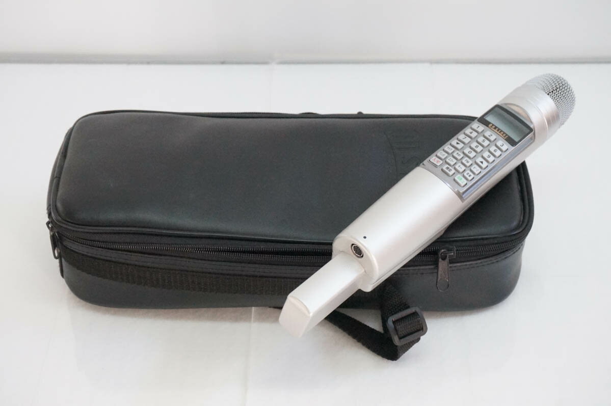 ●商品情報 ・テレビの外部入力に接続すると、マイクに内蔵された映像と字幕がテレビ画像に流れます！ ・オーディオにつないだり、アウトドアではラジカセにつなぐ事も出来ます。 ・音程、テンポ、エコーの調整が15段階もあるので選曲に合わせてお気に入りの歌い方が出来ます。 ・500曲内蔵 ※詳細はメーカーHP等をご確認ください。 ●状態／【中古】 ・キズやスレ、使用感がございます。 ●付属品／ACアダプター、AVケーブル、曲目リスト、ケース ●保証／90日間の動作保証 ●送料無料　 ※随時更新してはおりますが、他サイトにて同時販売中のため購入のタイミングによっては売り切れの場合がございます。売切れの際はご連絡いたします。