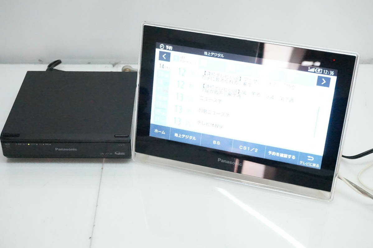 ●商品情報 ・好きなお部屋へ持ち運べる ・録画もタッチパネルでかんたん ・指定したチャンネルのニュースや天気予報を自動で10倍録モードで録画します。 ・メーカー／Panasonicパナソニック ・型番／UN-JL10T3 ・年式／2014年製 ・液晶／10v型 ・消費電力／13W ・寸法／(モニター)幅267mm×高さ189mm×奥行28.3mm 　(HDDレコーダー)幅169mm×高さ43mm×奥行174mm ・質量／(モニター)約0.68kg(HDDレコーダー)約0.7kg ※詳細はメーカーHP等をご確認ください。 ●状態／【中古】 ・キズやスレ、使用感がございます。 ・細かいスレキズがございます。 ●付属品／説明書、電源ケーブル、miniB-CASカード、ACアダプター ●保証／90日間の動作保証 ※内蔵バッテリーの摩耗は保証対象外 ●送料無料 ※随時更新してはおりますが、他サイトにて同時販売中のため購入のタイミングによっては売り切れの場合がございます。売切れの際はご連絡いたします。