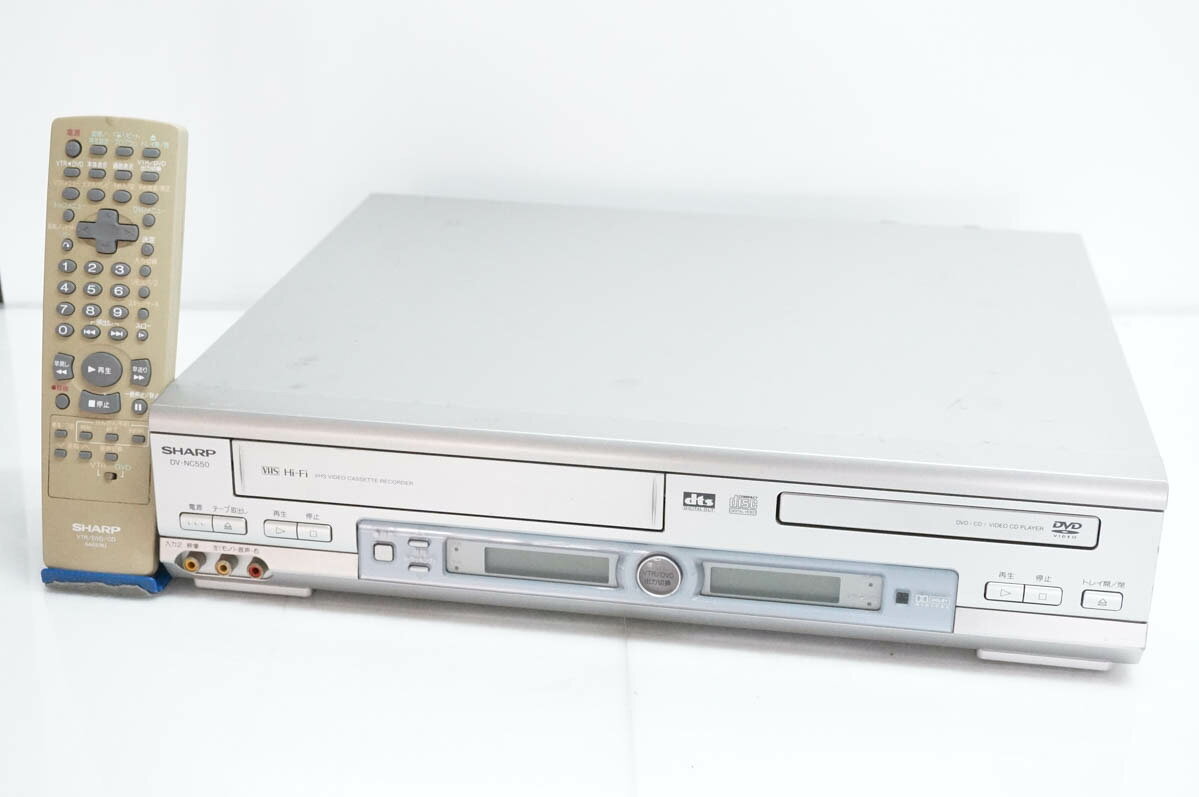 ●商品情報 ・ビデオ・DVDの動作状態がひと目でわかる ・2台のテレビで、DVDとビデオが同時に楽しめる[同時再生]機能 ・メーカー／SHARPシャープ ・型番／DV-NC550 ・年式／2002年製 ・外形寸法／幅430×奥行350×高さ93.5mm ・本体質量／約4.9kg ・再生対応／VHS、DVD、DVD-R/RW、CD、CD-R/RW ※詳細はメーカーHP等をご確認ください。 ●状態／【中古】 ・キズやスレ、使用感がございます。 ・天板キズが多いです。 ※現在デジタル放送のためVHS録画については未確認・保証対象外となります。 ●付属品／リモコン（ヤケ有、裏蓋なし） ●保証／90日間の動作保証 ●送料無料　 ※随時更新してはおりますが、他サイトにて同時販売中のため購入のタイミングによっては売り切れの場合がございます。売切れの際はご連絡いたします。