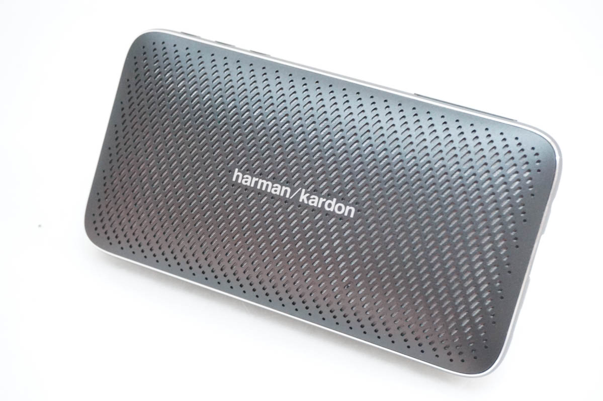 ●商品情報 ・カバンやバッグに収まるポータブルBluetoothスピーカー。 ・電力供給専用のUSBポートを搭載しモバイルバッテリー機能も備える。 ・独自のサウンドテクノロジーにより開発されたフルレンジスピーカーを採用。 ・2個のマイクと強力なノイズキャンセル機能により、高品質で明瞭なハンズフリー通話を実現。 ・総合出力／8W ・対応プロファイル／A2DP、AVRCP、HFP ・対応コーデック／SBC ・幅x高さx奥行き／140x75.2x26.1 mm ・重量／250.5 g ※詳細はメーカーHP等をご確認ください。 ●状態／【中古】 ・スレ、キズ、使用感がございます。 ●付属品／説明書、ケース、USBケーブル ●保証／90日間の動作保証 ※内蔵バッテリーの摩耗は保証対象外 ●送料無料　※沖縄県のみ500円かかります。 ※随時更新してはおりますが、他サイトにて同時販売中のため購入のタイミングによっては売り切れの場合がございます。売切れの際はご連絡いたします。