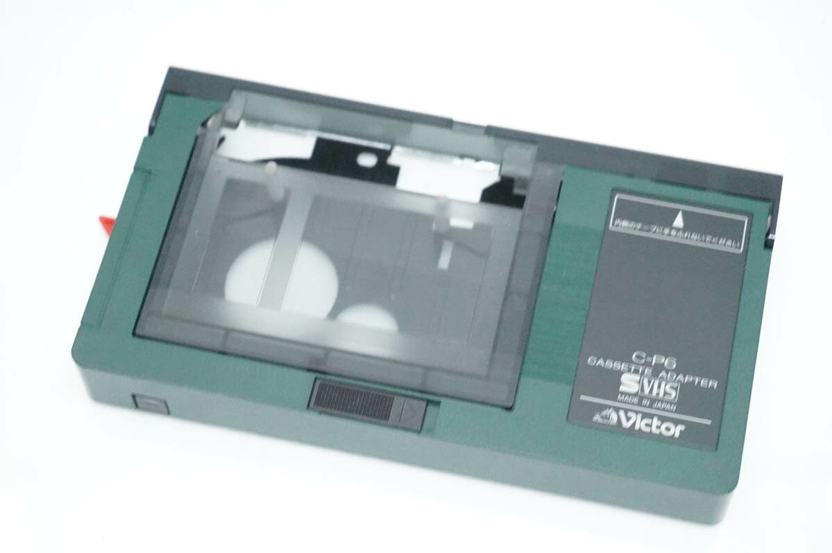 ●商品情報 ・VHS-CをVHSで再生するアダプターです。 ・メーカー／Victor ・型番／C-P6 ※詳細はメーカーHP等でご確認ください。 ●状態／【中古】 ・キズやスレ、使用感がございます。 ●付属品／- ●保証／90日間の動作保証 ●送料無料　※沖縄県のみ500円かかります。 ※随時更新してはおりますが、他サイトにて同時販売中のため購入のタイミングによっては売り切れの場合がございます。売切れの際はご連絡いたします。