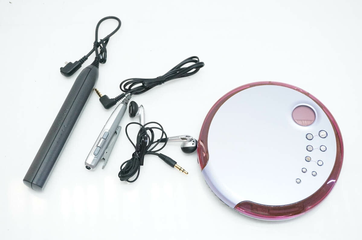 ●商品情報 ・コンパクトに持ち運べる薄型CDフォルムデザイン採用 ・メーカー／Panasonicパナソニック ・型番／SL-CT490 ・外形寸法／132.0mm×23.3mm×136.5mm ・質量（本体のみ）／約177.5g ※詳細はメーカーHP等をご確認ください。 ●状態／【中古】 ・キズやスレ、使用感がございます。 ・本体電池部は動作しません。外部電池BOXにて動作します。 ●付属品／リモコン、外付け乾電池ケース、イヤホン、説明書 ●保証／90日間の動作保証 ●送料無料 ※随時更新してはおりますが、他サイトにて同時販売中のため購入のタイミングによっては売り切れの場合がございます。売切れの際はご連絡いたします。