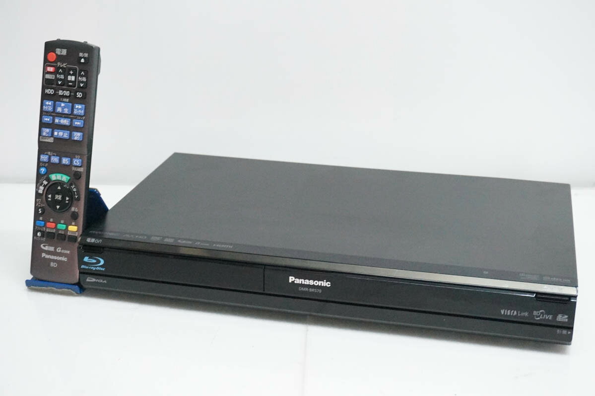●商品情報 ・「新アドバンスドAVCエンコーダー」搭載でフルハイビジョン8倍長時間録画が可能 ・最大1ヵ月先の番組まで予約録画できる「注目番組」「1ヵ月番組表」機能 ・様々な機器と連携して楽しめる充実のネットワーク機能 ・地球環境を配慮したエコ設計 ・メーカー／Panasonicパナソニック ・型番／DMR-BR570 ・年式／2009年製 ・HDD容量／320GB ・外形寸法／幅430×高さ59×奥行239mm ・本体質量／約2.9kg ・録画対応／DVD-R/-RW/-RAM/-R DL、BD-R/-R DL/RE/RE DL ※詳細はメーカーHP等をご確認ください。 ●状態／【中古】 ・キズやスレ、使用感がございます。 ●付属品／リモコン、電源コード、B-CASカード ●保証／90日間の動作保証 ●送料無料 ※随時更新してはおりますが、他サイトにて同時販売中のため購入のタイミングによっては売り切れの場合がございます。売切れの際はご連絡いたします。