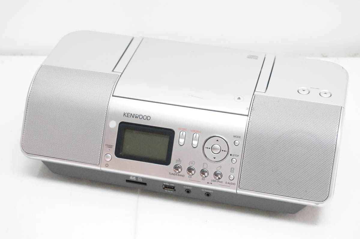 ●商品情報 ・CDやラジオをUSBメモリーやSDカードにパソコンなしで手軽に録音 ・ラジオ放送の予約録音にも対応する便利なタイマー機能 ・iPod/iPhoneにも対応するUSB端子搭載 ・メーカー／KENWOODケンウッド ・型番／CLX-30 ・年式／2019年製 ・サイズ／W370×H115×D210mm ・重量／約2.6kg ・再生対応／CD、CD-R/RW、USB、SD、SDHC、miniSD、microSD/SDHC、AM/FMラジオ ※詳細はメーカーHP等をご確認ください。 ●状態／【中古】 ・キズやスレ、使用感がございます。 ●付属品／電源コード ●保証／90日間の動作保証 ●送料無料　 ※随時更新してはおりますが、他サイトにて同時販売中のため購入のタイミングによっては売り切れの場合がございます。売切れの際はご連絡いたします。
