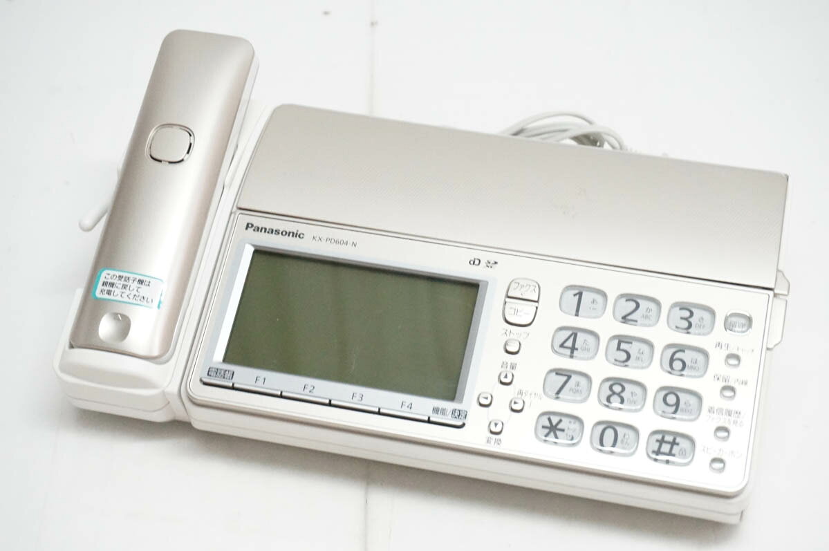 ●商品情報 ・迷惑電話防止対策を強化 あんしん機能が充実！ ・相手を確認してから電話に出られる「あんしん応答」 ・つながってあんしんホームセーフティー ・メーカー／Panasonicパナソニック ・型番／KX-PD604 ・原稿サイズ／定型サイズ：A4〜A5 ・親機サイズ／約幅315×奥行210×高さ86mm ・質量／約2.5kg（親機）、約150g（子機） ※詳細はメーカーHP等をご確認ください。 ●状態／【中古】 ・キズやスレ、使用感がございます。 ●付属品／受話子機用バッテリー（保証対象外）、説明書（書き込みあり） ※子機、インクリボン、モジュラーケーブルは付属しません。 ●保証／90日間の動作保証 ●送料無料　※沖縄県のみ500円かかります。 ※随時更新してはおりますが、他サイトにて同時販売中のため購入のタイミングによっては売り切れの場合がございます。売切れの際はご連絡いたします。