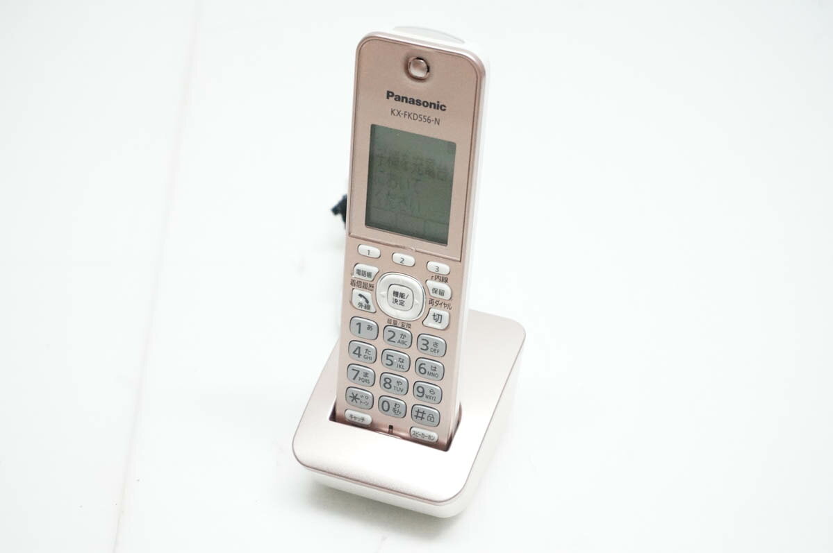 ●商品情報 ・パーソナルファクス、コードレス電話機用の増設子機です。 ・使用している親機により利用できる機能が異なります。 ※無線通信方式1.9GHzを使用。2.4GHz使用機器ではすべて使用できません。 ※詳細はメーカーHP等をご確認ください。 ●状態／【中古】 ・キズやスレ、使用感がございます。 ●付属品／充電台、バッテリー（保証対象外） ●保証／90日間の動作保証 ●送料無料　※沖縄県のみ500円かかります。 ※随時更新してはおりますが、他サイトにて同時販売中のため購入のタイミングによっては売り切れの場合がございます。売切れの際はご連絡いたします。