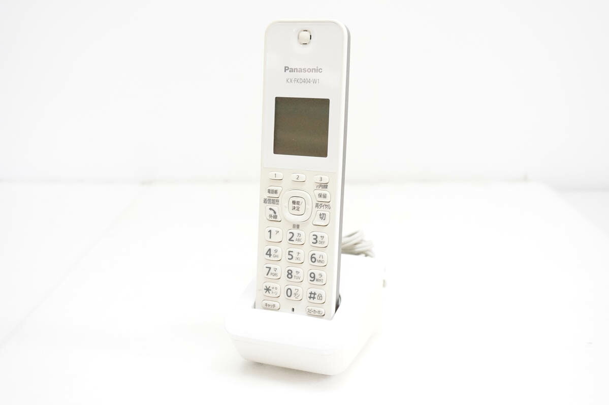 ●商品情報 ・メーカー／Panasonicパナソニック ・型番／KX-FKD404-W1 ・対応機種／KX-PD703、KX-PD552、KX-PD503、KX-PD101、KX-PD702、KX-PD502、 KX-PD701、KX-PD601、KX-PD551、KX-PD304、KX-PD303、KX-PD301、KX-PD603、KX-PD604 VE-GD72、VE-GD53、他 ・サイズ／子機：約幅49×奥行25×高さ173mm、充電台：約47×73×90mm ・質量／子機：約140g、充電台：約155g ※詳細はメーカーHP等をご確認ください。 ●状態／【中古】 ・キズやスレ、ヤケ、使用感がございます。 ●付属品／充電台、バッテリー（保証対象外） ●保証／90日間の動作保証 ●送料無料　※沖縄県のみ500円かかります。 ※随時更新してはおりますが、他サイトにて同時販売中のため購入のタイミングによっては売り切れの場合がございます。売切れの際はご連絡いたします。