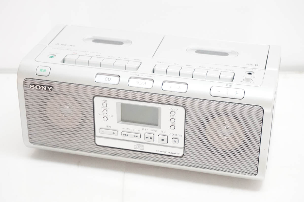 ●商品情報 ・コンパクトボディにダブルカセットを搭載 ・音楽用CD-R/RWディスクの再生に対応 ・マイク音のボリューム調整やミキシング録音ができるマイクミキシング機能を搭載。 ・メーカー／SONYソニー ・型番／CFD-W78 ・年式／2013年製 ・本体寸法／幅350×高さ158×奥行207mm ・質量／約3.4kg ※詳細はメーカーHP等をご確認ください。 ●状態／【中古】 ・キズやスレ、使用感がございます。 ●付属品／電源コード ●保証／90日間の動作保証 ●送料無料 ※随時更新してはおりますが、他サイトにて同時販売中のため購入のタイミングによっては売り切れの場合がございます。売切れの際はご連絡いたします。