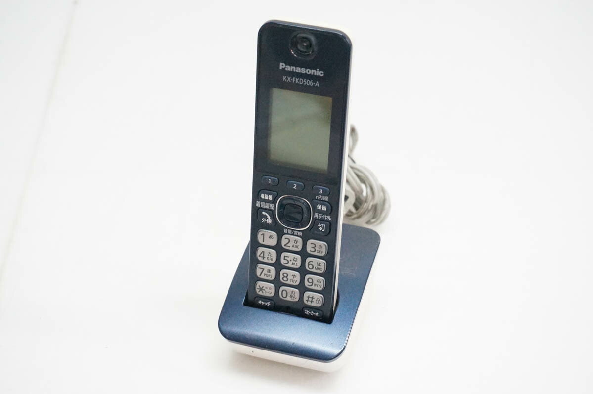 ●商品情報 ・メーカー／Panasonicパナソニック ・型番／KX-FKD506 ・対応機種／KX-PD552、VE-GD32 ・サイズ／約幅49×奥行25×高さ173mm ・質量／約140g ※詳細はメーカーHP等をご確認ください。 ●状態／【中古】 ・キズやスレ、使用感がございます。 ・落ちない汚れ、テープ跡があります。 ●付属品／充電台、バッテリー（保証対象外） ●保証／90日間の動作保証 ●送料無料　※沖縄県のみ500円かかります。 ※随時更新してはおりますが、他サイトにて同時販売中のため購入のタイミングによっては売り切れの場合がございます。売切れの際はご連絡いたします。