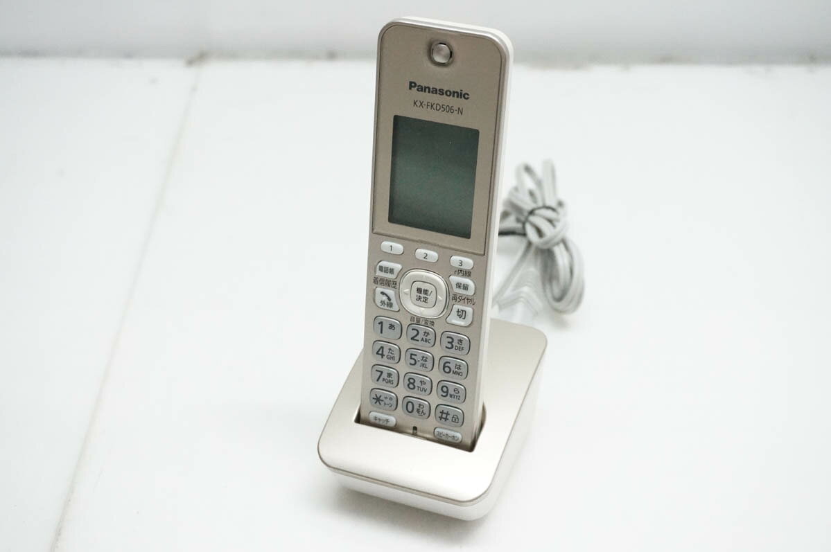●商品情報 ・メーカー／Panasonicパナソニック ・型番／KX-FKD506 ・対応機種／KX-PD552、VE-GD32 ・サイズ／約幅49×奥行25×高さ173mm ・質量／約140g ※詳細はメーカーHP等をご確認ください。 ●状態／【中古】 ・キズやスレ、ヤケ、使用感がございます。 ●付属品／充電台、バッテリー（保証対象外） ●保証／90日間の動作保証 ●送料無料　※沖縄県のみ500円かかります。 ※随時更新してはおりますが、他サイトにて同時販売中のため購入のタイミングによっては売り切れの場合がございます。売切れの際はご連絡いたします。