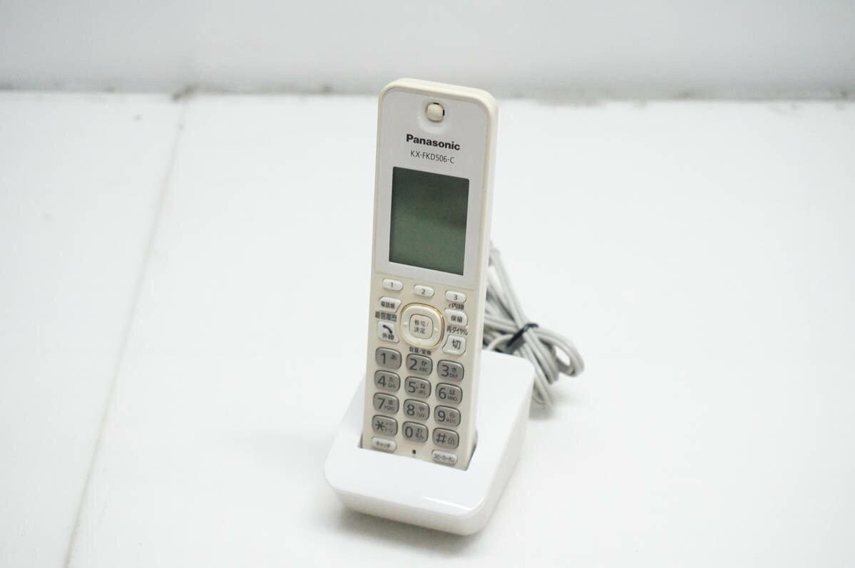 ●商品情報 ・メーカー／Panasonicパナソニック ・型番／KX-FKD506 ・対応機種／KX-PD552、VE-GD32 ・サイズ／約幅49×奥行25×高さ173mm ・質量／約140g ※詳細はメーカーHP等をご確認ください。 ●状態／【中古】 ・キズやスレ、ヤケ、使用感がございます。 ●付属品／充電台、バッテリー（保証対象外） ●保証／90日間の動作保証 ●送料無料　※沖縄県のみ500円かかります。 ※随時更新してはおりますが、他サイトにて同時販売中のため購入のタイミングによっては売り切れの場合がございます。売切れの際はご連絡いたします。