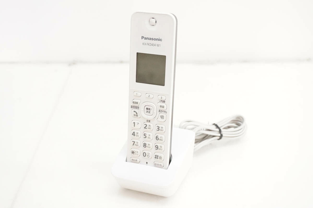 ●商品情報 ・メーカー／Panasonicパナソニック ・型番／KX-FKD404-W1 ・対応機種／VE-GD24DL ・サイズ／子機：約幅49×奥行25×高さ173mm、充電台：約47×73×90mm ・質量／子機：約140g、充電台：約155g ※詳細はメーカーHP等をご確認ください。 ●状態／【中古】 ・キズやスレ、使用感がございます。 ●付属品／充電台、バッテリー（保証対象外） ●保証／90日間の動作保証 ●送料無料　※沖縄県のみ500円かかります。 ※随時更新してはおりますが、他サイトにて同時販売中のため購入のタイミングによっては売り切れの場合がございます。売切れの際はご連絡いたします。