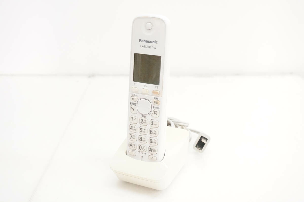●商品情報 ・メーカー／Panasonicパナソニック ・型番／KX-FKD401 ・対応機種／VE-GD21DL、VE-GD21DW、VE-GD51DL、VE-GD51DW ・サイズ／約幅48×奥行30×高さ175mm ・質量／約150g ※詳細はメーカーHP等をご確認ください。 ●状態／【中古】 ・キズやスレ、色ヤケ、使用感がございます。 ●付属品／充電台、バッテリー（保証対象外） ●保証／90日間の動作保証 ●送料無料　※沖縄県のみ500円かかります。 ※随時更新してはおりますが、他サイトにて同時販売中のため購入のタイミングによっては売り切れの場合がございます。売切れの際はご連絡いたします。