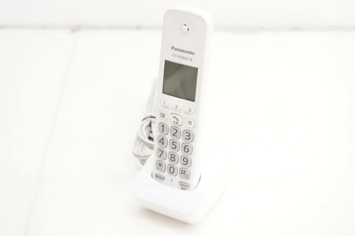 ●商品情報 ・メーカー／Panasonicパナソニック ・型番／KX-FKD602 ・対応機種／KX-PD702DL、PX-PD701DL、KX-PD601DL、KX-PD551DL、KX-PD301DL、VS-HSP200S、VE-GD71DL、VE-GD51DL、VE-GD31DL、VE-GD21DL、VE-GDS01DL ・サイズ／本体180X48X32mm、充電器47X79X90mm ・質量／本体154g、充電器155g ※詳細はメーカーHP等をご確認ください。 ●状態／【中古】 ・キズやスレ、使用感がございます。 ●付属品／充電台、バッテリー（保証対象外） ●保証／90日間の動作保証 ●送料無料　※沖縄県のみ500円かかります。 ※随時更新してはおりますが、他サイトにて同時販売中のため購入のタイミングによっては売り切れの場合がございます。売切れの際はご連絡いたします。