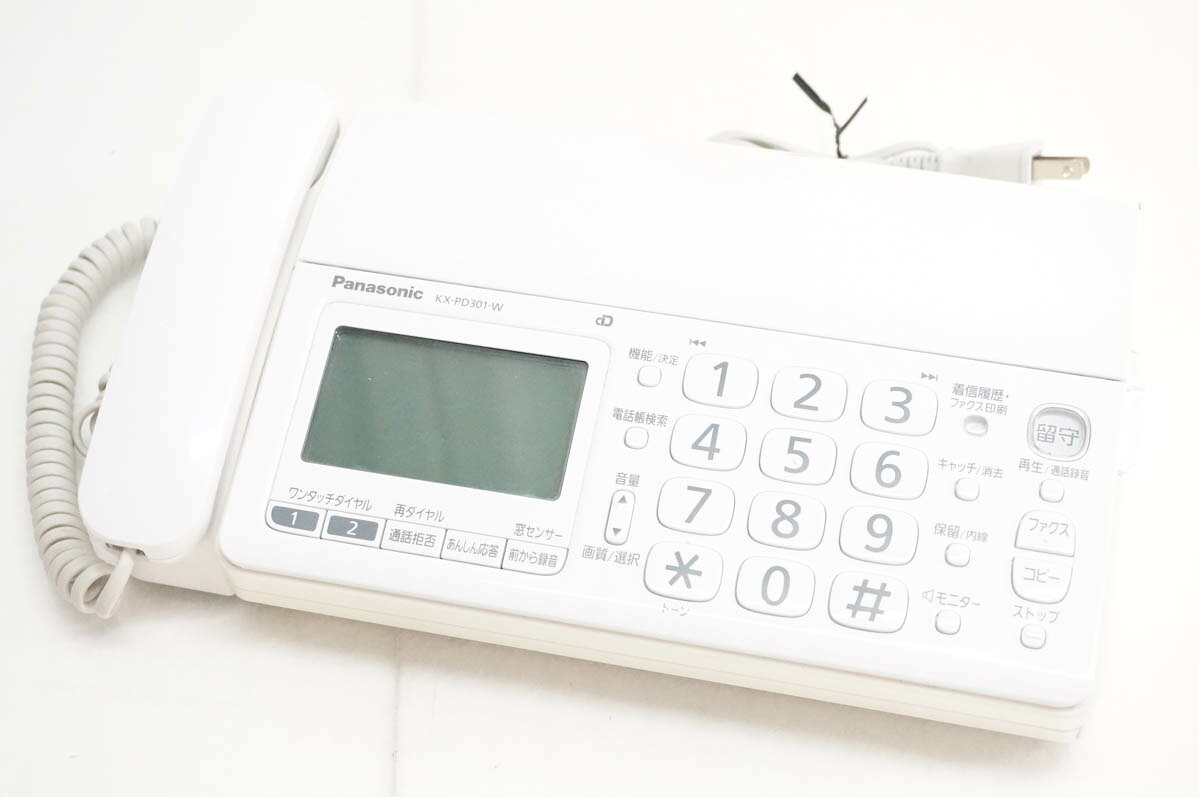 ●商品情報 ・見やすい3.5型ホワイトバックライト液晶 ・メーカー／Panasonicパナソニック ・型番／KX-PD301 ・原稿サイズ／定型サイズ：A4〜A5 ・留守番録音／デジタル録音方式 ・サイズ／約幅296×奥行191×高さ86mm ・質量／約2.4kg ※詳細はメーカーHP等をご確認ください。 ●状態／【中古】 ・キズやスレ、色ヤケ、使用感がございます。 ●付属品／- ※子機、インクリボン等は付属しません。 ●保証／90日間の動作保証 ●送料無料　※沖縄県のみ500円かかります。 ※随時更新してはおりますが、他サイトにて同時販売中のため購入のタイミングによっては売り切れの場合がございます。売切れの際はご連絡いたします。