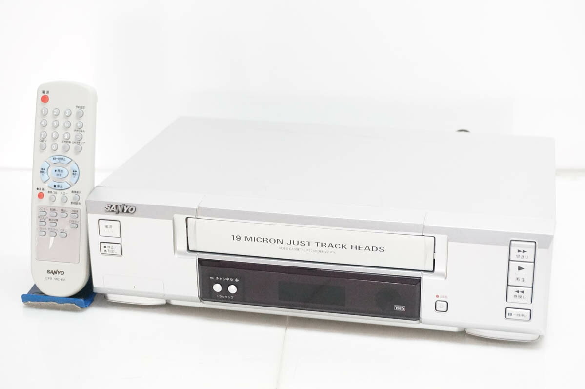 ●商品情報 ・メーカー／三洋SANYO ・型番／VZ-V14 ・年式／2002年製 ・再生対応／VHS ※詳細はメーカーHP等をご確認ください。 ●状態／【中古】 ・キズやスレ、天板キズ、使用感がございます。 ・モノラルデッキとなります。 ※現在デジタル放送のためビデオ録画については未確認・保証対象外となります。 ●付属品／リモコン ●保証／90日間の動作保証 ●送料無料　※沖縄県のみ500円かかります。 ※随時更新してはおりますが、他サイトにて同時販売中のため購入のタイミングによっては売り切れの場合がございます。売切れの際はご連絡いたします。