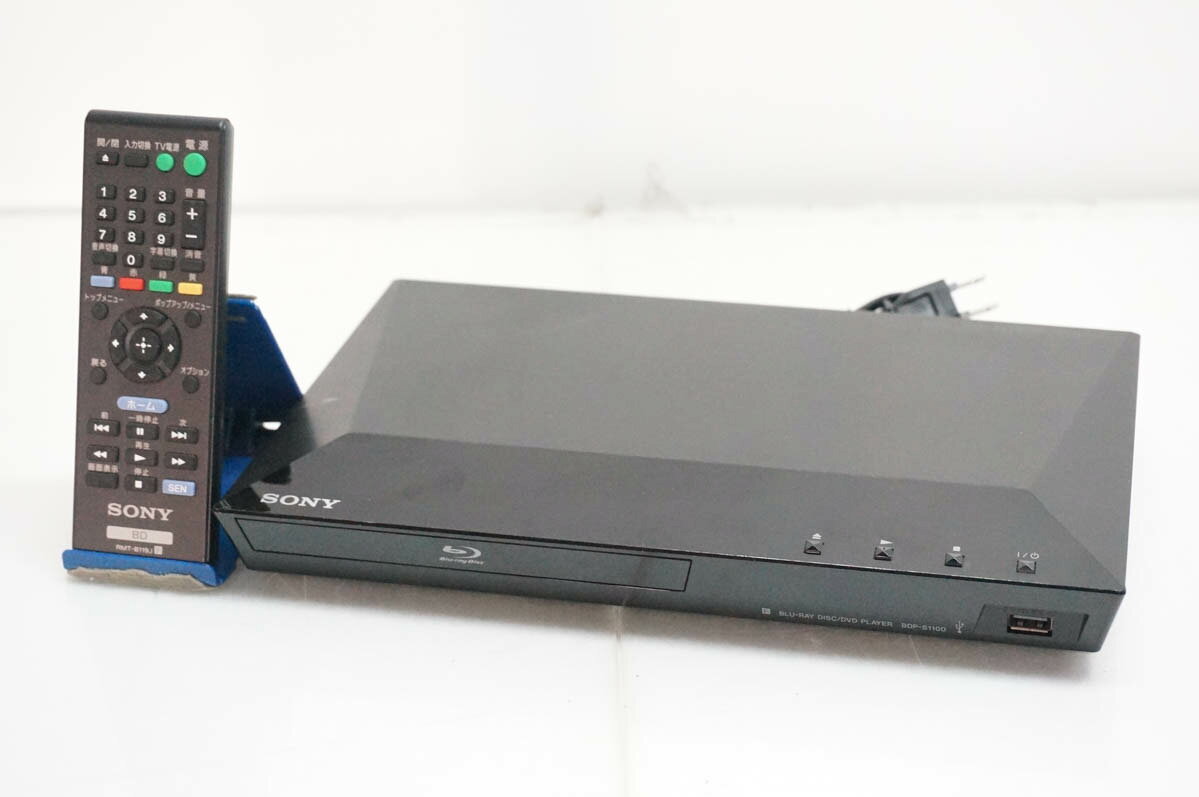 ●商品情報 ・「高速起動モード」に設定すれば、電源OFF状態からわずか約3秒でトレイオープン ・豊富なネットワークサービスに対応 ・DVD、CDのほかUSBメモリーに保存された動画、静止画、音楽を再生 ・メーカー／SONYソニー ・型番／BDP-S1100 ・年式／2013年製 ・サイズ／幅290×奥行199×高さ43mm ・重量／約1.1kg ・再生可能ディスク／BD、BD-R/R DL/RE/RE DL、DVD-Video、DVD±R/RW/R DL、CD、CD-R/RW ※詳細はメーカーHP等をご確認ください。 ●状態／【中古】 ・キズやスレ、使用感がございます。 ・細かいスレキズがあります。 ●付属品／リモコン、説明書 ●保証／90日間の動作保証 ●送料無料 ※随時更新してはおりますが、他サイトにて同時販売中のため購入のタイミングによっては売り切れの場合がございます。売切れの際はご連絡いたします。