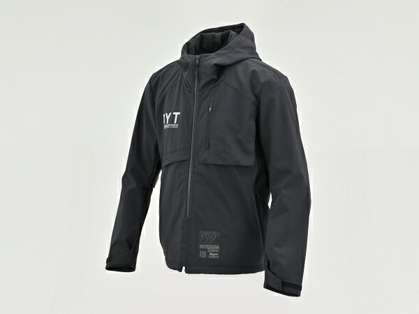 マットな質感の厚手素材と軽量素材を組み合わせ、軽快な着心地を実現したライディングジャケット。 風をしっかりブロックし、裏起毛の身頃が体温を逃しにくい防風性を発揮します。 袖裏地にはツイル系素材を採用し、袖通しや腕の動きをスムーズにサポート。 大型ポケットを備え、収納力も十分です。 フードは使わないときにすっきり収納でき、タウンユースからツーリングまで幅広いシーンで活躍します。 DJ-028/DJ-036とのインナーコネクトシステムにも対応し、気温に合わせた重ね着も手軽に。 ・カラー：ブラック ・サイズ：M ・素材：表地　防風ファブリック 　　　　裏地　裏起毛 ・プロテクター：肩 / 肘 / 背中 ・対応シーズン：春・秋・冬 [寸法] 　着丈：70 　肩幅：48 　バスト：121 　裾周り：120 　袖丈：65.5（cm） ※全て製品寸法です。ヌードサイズではありません。