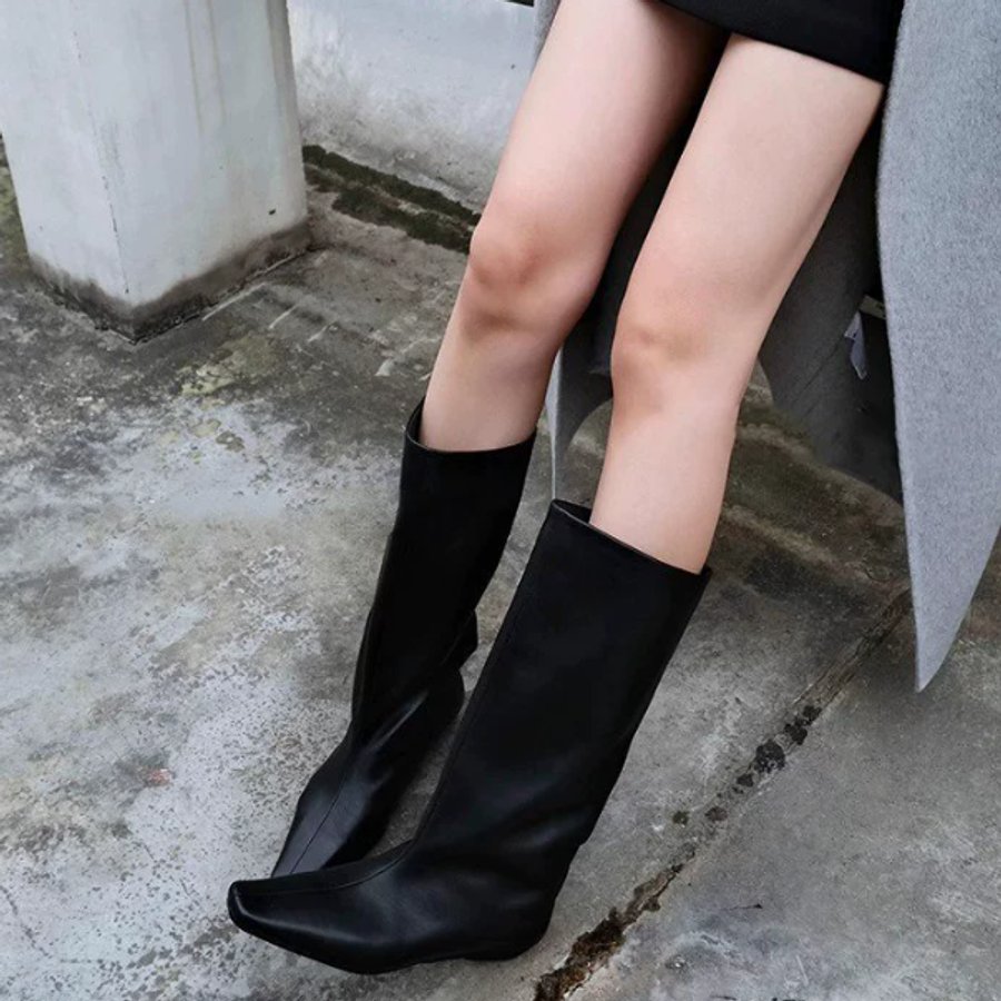 シャープなスクエアトゥと、筒周りにあえてゆとりを持たせたルーズなシルエットが、計算された現代的なモードさを演出するロングブーツです。品のある落ち着いたトーンは、どんなコーディネートもクラスアップさせてくれます。ミニ丈のボトムスやワンピースに合わせて、ヘルシーな肌見せスタイルに。また、ロングスカートやタイトなパンツをインして、大人っぽい洗練されたコーディネートを楽しむのもおすすめです。いつものコーデに取り入れるだけで、グッとこなれた印象に。色展開 トールブラック トールグレーサイズ 22.5cm(35) 23.0cm(36) 23.5cm(37) 24.0cm(38) 24.5cm(39) 25.0cm(40)サイズ(cm)22.5cm(35) /足幅 8〜8.523.0cm(36) /足幅 8.523.5cm(37) /足幅 8.5〜924.0cm(38) /足幅 924.5cm(39) /足幅 9〜9.525.0cm(40) /足幅 9.5― 商品情報 ―特徴は無地・シンプル、カラーはトールブラック・トールグレー、サイズは22.5cm / 23.0cm / 23.5cm / 24.0cm / 24.5cm / 25.0cmです。【仕様】カテゴリ：シューズ／特徴：無地・シンプル【こんな場面・こんな方に】シューズをお探しの方に適しています。【よくあるご質問】Q. 特徴について教えてください。 A. 無地・シンプルです。《商品について》・本商品は、提携する海外メーカーより取り寄せを行う商品となります。【重要：サイズ選びについて】・インポート製品の特性上、日本国内の標準サイズと比較して、全体的にスリムでコンパクトな作り（スリムフィット設計）となっております。・ゆとりを持った着用をご希望の場合や、インナーに厚手のものを着る場合は、普段より「ワンサイズ以上」大きめをお選びいただくことを強くお勧めいたします。【サイズ表記と誤差について】・サイズ表記はメーカー提供の採寸データをもとに掲載しておりますが、海外製品の製造工程上、実寸と3cm〜5cm程度の誤差が生じる場合がございます。・お手持ちの衣類の実寸と照らし合わせ、余裕を持ったサイズ選びをお願いいたします。・海外メーカー製品につきましては、製造工程や仕様上、稀に以下のような点が見られる場合がございます。　・縫製や仕上げのわずかな個体差　・製造ロットによる色味・デザインの若干の違い　・ファスナーや金具の使用感の差いずれも品質基準を満たした正規品であり、通常のご使用に支障のない範囲のものとなります。・お使いのモニター環境（スマートフォン・PC等）により、実際の商品と色味が異なって見える場合がございます。《検品・梱包について》・商品は、メーカーより当社契約の物流拠点へ取り寄せを行い、　検品・梱包作業を実施したうえで発送いたします。・パッケージや付属品の表記は、外国語表記となる場合がございますが、品質には問題ございません。《発送について》・本商品は、ご注文確定後に取り寄せを行うため、　ご入金確認後、お届けまでに10〜24日程度お時間をいただいております。・メーカーの製造状況やモデルチェンジ等により、やむを得ずご注文をキャンセルさせていただく場合がございます。その際は、速やかに全額返金いたします。《返品・キャンセルについて》・取り寄せ商品のため、ご注文確定後のキャンセルおよび内容変更（サイズ・カラー等）はお受けできません。あらかじめご了承ください。・商品に明らかな初期不良・欠陥がある場合を除き、お客様都合による返品・交換はお受けしておりません。※初期不良に関する対応条件は、別途「販売条件」にてご案内しております。最後までご覧いただき、誠にありがとうございます。内容をご理解・ご了承のうえでのご注文をお願いいたします。