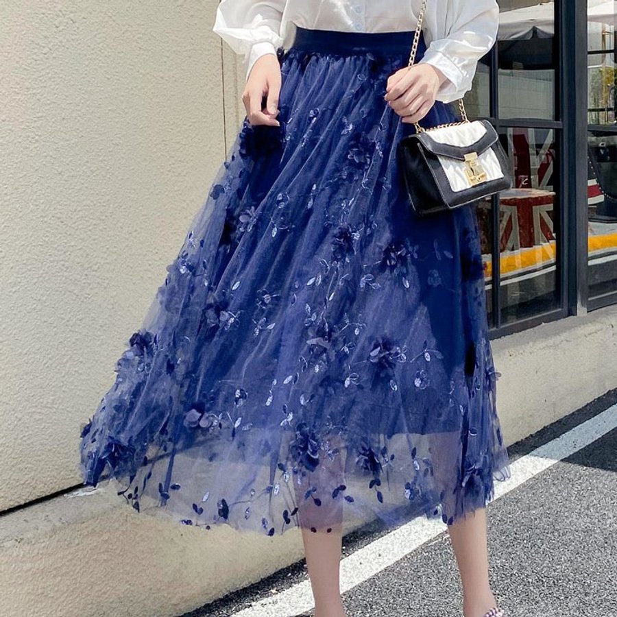 繊細な刺繍がアクセントになったシンプルなAラインスカートです。ハイウエストのデザインがすっきりとしたシルエットを演出します。春のお出かけや通勤シーンに馴染みやすい落ち着いた印象が魅力です。大きいサイズも揃っているため、幅広い方にお楽しみいただけます。軽やかなポリエステル素材で日常使いにも適しています。■カラーブラック / アプリコット / ネイビー / レッド / ウスミドリ■サイズS / M / L / XL / 2XL■サイズ詳細フリー：スカート丈80――――――――――― 商品情報 ―ボトムスのスカートで、特徴は無地・シンプル・切り替えデザイン・通勤・きれいめ・ポリエステル、カラーはブラック・アプリコット・ネイビー・レッド・グリーン、サイズはS / M / L / XL / 2XLです。【仕様】カテゴリ：レディースファッション > ボトムス > スカート／特徴：無地・シンプル・切り替えデザイン・通勤・きれいめ・ポリエステル【こんな場面・こんな方に】スカートをお探しの方に適しています。【よくあるご質問】Q. 特徴について教えてください。 A. 無地・シンプル・切り替えデザイン・通勤・きれいめ・ポリエステルです。《商品について》・本商品は、提携する海外メーカーより取り寄せを行う商品となります。【重要：サイズ選びについて】・インポート製品の特性上、日本国内の標準サイズと比較して、全体的にスリムでコンパクトな作り（スリムフィット設計）となっております。・ゆとりを持った着用をご希望の場合や、インナーに厚手のものを着る場合は、普段より「ワンサイズ以上」大きめをお選びいただくことを強くお勧めいたします。【サイズ表記と誤差について】・サイズ表記はメーカー提供の採寸データをもとに掲載しておりますが、海外製品の製造工程上、実寸と3cm〜5cm程度の誤差が生じる場合がございます。・お手持ちの衣類の実寸と照らし合わせ、余裕を持ったサイズ選びをお願いいたします。・海外メーカー製品につきましては、製造工程や仕様上、稀に以下のような点が見られる場合がございます。　・縫製や仕上げのわずかな個体差　・製造ロットによる色味・デザインの若干の違い　・ファスナーや金具の使用感の差いずれも品質基準を満たした正規品であり、通常のご使用に支障のない範囲のものとなります。・お使いのモニター環境（スマートフォン・PC等）により、実際の商品と色味が異なって見える場合がございます。《検品・梱包について》・商品は、メーカーより当社契約の物流拠点へ取り寄せを行い、　検品・梱包作業を実施したうえで発送いたします。・パッケージや付属品の表記は、外国語表記となる場合がございますが、品質には問題ございません。《発送について》・本商品は、ご注文確定後に取り寄せを行うため、　ご入金確認後、お届けまでに10〜24日程度お時間をいただいております。・メーカーの製造状況やモデルチェンジ等により、やむを得ずご注文をキャンセルさせていただく場合がございます。その際は、速やかに全額返金いたします。《返品・キャンセルについて》・取り寄せ商品のため、ご注文確定後のキャンセルおよび内容変更（サイズ・カラー等）はお受けできません。あらかじめご了承ください。・商品に明らかな初期不良・欠陥がある場合を除き、お客様都合による返品・交換はお受けしておりません。※初期不良に関する対応条件は、別途「販売条件」にてご案内しております。最後までご覧いただき、誠にありがとうございます。内容をご理解・ご了承のうえでのご注文をお願いいたします。