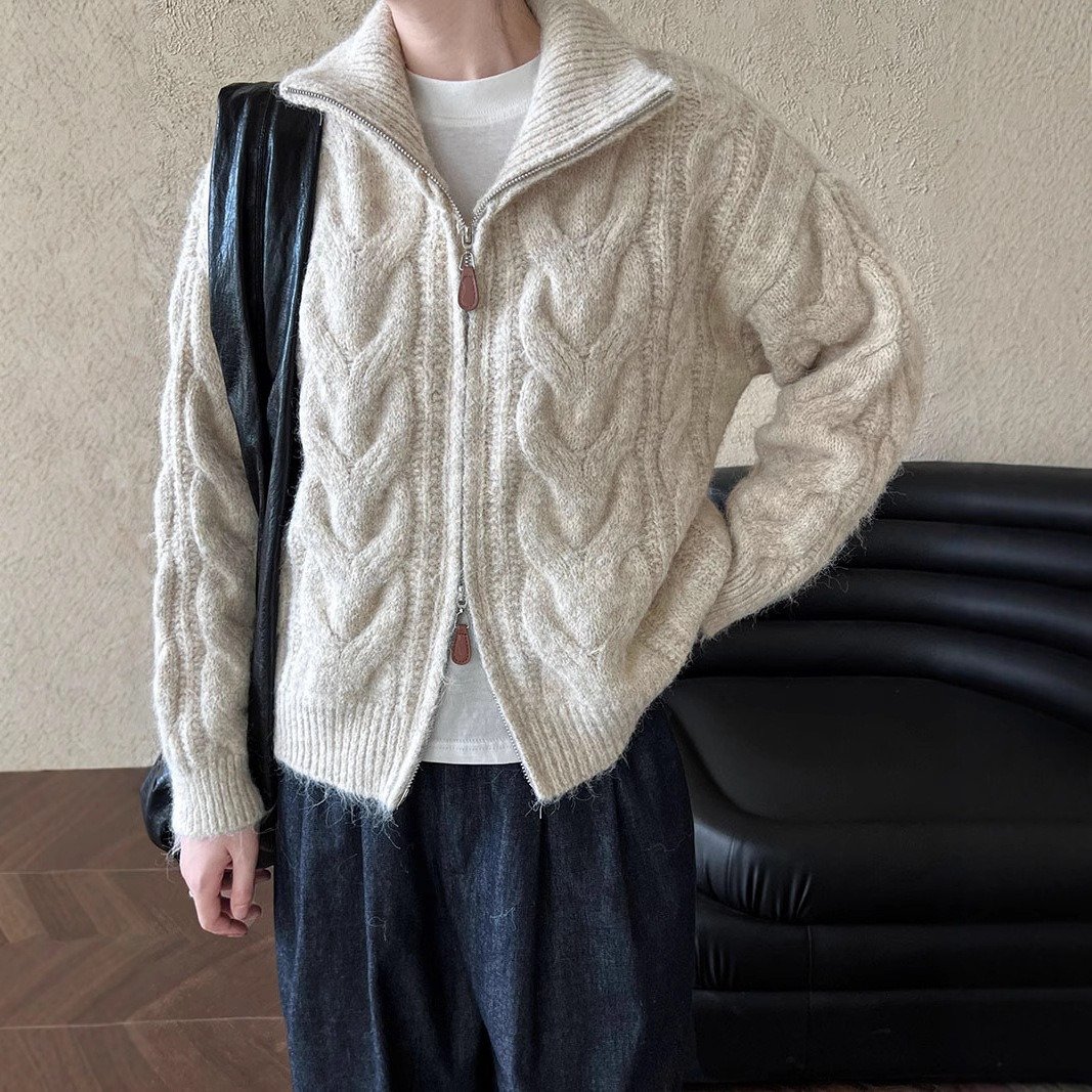 ケーブル編みが上品な、カシミヤ混ジップアップニットカーディガンです。 カシミヤ混のケーブル編み(麻花編み)ニットに、金属ファスナーの前開きを合わせたジップアップカーディガンです。折り襟のデザインとゆったりとしたオーバーサイズシルエットで、体型カバー・着痩せにも役立ちます。秋冬の羽織りアイテムとして活躍する一枚です。 ◆ こだわりのディテール ・ケーブル編み(麻花編み)のテクスチャです。 ・金属ファスナーのジップアップ仕様です。 ・折り襟のデザインです。 ・カシミヤ混のゆったりとしたオーバーサイズシルエットです。 ◆ コーデ・シーン ・デイリーのカジュアルコーデに。 ・秋冬の羽織りに。 ・体型カバーしたい方にも。 ◆ カラー(全3色) オフホワイトグレーコーヒー ◆ サイズ サイズ着丈胸囲 フリー60102 ※単位はcmです。手作業測定のため実寸と誤差が生じる場合がございます。 — 商品情報 — カシミヤ混のケーブル編みジップアップニットカーディガンです。折り襟のデザインで、ゆったりとしたオーバーサイズシルエットです。金属ファスナーの前開きです。 【よくあるご質問】 Q. 編み方について教えてください。 A. ケーブル編み(麻花編み)です。ボーダー・ストライプ柄ではありません。 Q. 前開きの仕様を教えてください。 A. 金属ファスナーのジップアップ仕様です。 Q. 素材について教えてください。 A. カシミヤ混の素材です。 《商品について》・本商品は、提携する海外メーカーより取り寄せを行う商品となります。【重要：サイズ選びについて】・インポート製品の特性上、日本国内の標準サイズと比較して、全体的にスリムでコンパクトな作り（スリムフィット設計）となっております。・ゆとりを持った着用をご希望の場合や、インナーに厚手のものを着る場合は、普段より「ワンサイズ以上」大きめをお選びいただくことを強くお勧めいたします。【サイズ表記と誤差について】・サイズ表記はメーカー提供の採寸データをもとに掲載しておりますが、海外製品の製造工程上、実寸と3cm〜5cm程度の誤差が生じる場合がございます。・お手持ちの衣類の実寸と照らし合わせ、余裕を持ったサイズ選びをお願いいたします。・海外メーカー製品につきましては、製造工程や仕様上、稀に以下のような点が見られる場合がございます。　・縫製や仕上げのわずかな個体差　・製造ロットによる色味・デザインの若干の違い　・ファスナーや金具の使用感の差いずれも品質基準を満たした正規品であり、通常のご使用に支障のない範囲のものとなります。・お使いのモニター環境（スマートフォン・PC等）により、実際の商品と色味が異なって見える場合がございます。《検品・梱包について》・商品は、メーカーより当社契約の物流拠点へ取り寄せを行い、　検品・梱包作業を実施したうえで発送いたします。・パッケージや付属品の表記は、外国語表記となる場合がございますが、品質には問題ございません。《発送について》・本商品は、ご注文確定後に取り寄せを行うため、　ご入金確認後、お届けまでに10〜24日程度お時間をいただいております。・メーカーの製造状況やモデルチェンジ等により、やむを得ずご注文をキャンセルさせていただく場合がございます。その際は、速やかに全額返金いたします。《返品・キャンセルについて》・取り寄せ商品のため、ご注文確定後のキャンセルおよび内容変更（サイズ・カラー等）はお受けできません。あらかじめご了承ください。・商品に明らかな初期不良・欠陥がある場合を除き、お客様都合による返品・交換はお受けしておりません。※初期不良に関する対応条件は、別途「販売条件」にてご案内しております。最後までご覧いただき、誠にありがとうございます。内容をご理解・ご了承のうえでのご注文をお願いいたします。