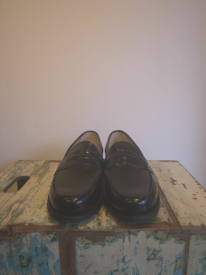 SANDERS(サンダース)BUTT SEAM LOAFER。 SANDERSは1873年に設立された英国靴の名門。 2枚の革を突き合わせ縫いにて縫い上げていることに由来します。 合わせるボトムを選ばず、脱ぎ履きがしやすいため様々な シチュエーションで使用できます。 インソールに採用されているPORON®は衝撃吸収性に優れるほか 人間の体温付近で抜群のフィット感を発揮します。 また長期間の圧縮に対しても高い復元性を発揮するため 耐久性も高く着用いただけます。 ソールはITSHIDE社のコマンドソールを使用。 コマンドソールはレザーソールに比べグリップ性・耐久性・ 耐水性に優れており雨の日でも滑らずに安心して履けます。 アッパーはポリッシュドレザー仕様。 光沢感をがあり傷や汚れが付きにくく、比較的雨にも 強いのが特徴です。 ブラッシングの後、少量の水を含ませた柔らかい布で磨いて 頂くと光沢感が保てます。 簡単にお手入れができるため、革靴を初めて履く方へも お薦めです。 サイズ：6H(25〜25,5cm)7(25,5〜26cm)7H(26〜26,5cm) 8(26,5〜27cm)8H(27〜27,5cm)9(27,5〜28cm) LAST：HANK（with PORON® INSOLE） UPPER：POLISHED LEATHER SOLE：ITSHIDE STUDDED RUBBER/BLOCK HEEL MADE IN　ENGLANDSANDERS(サンダース)BUTT SEAM LOAFER