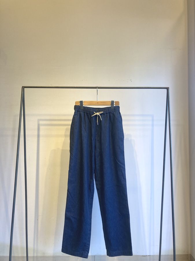 DELICIOUS(デリシャス)2026SS Light Denim Easy Pants。 前回2025春夏のDELICIOUSベストヒットモデル。 縦糸・横糸共にムラ糸で織り上げた6ozのライトデニム。 70’s〜80’sヴィンテージの雰囲気を意識したタテムラ感が 大きな特徴。 人気のチノイージーパンツと同じパターンを使用し、 シンプルなディティールながら全体のサイズ感と ポケットなどのディティールの配置、 ステッチワークに 至るまでをデザインしたパンツです。 老若男女から支持されるRelaxパンツに仕上げています。 ■サイズS ウエスト：66cm 股上：28,5cm 股下：68cm 裾幅：18cm　ワタリ：33cm ■サイズM ウエスト：70cm 股上：29,5cm 股下：69cm 裾幅：19cm　ワタリ：34,5cm ■サイズL ウエスト：74cm 股上：30,5cm 股下：70cm 裾幅：20cm　ワタリ：36cm 素材：コットン100% メーカー商品品番：DP57291-261 MADE IN JAPANDELICIOUS(デリシャス)Light Denim Easy Pants