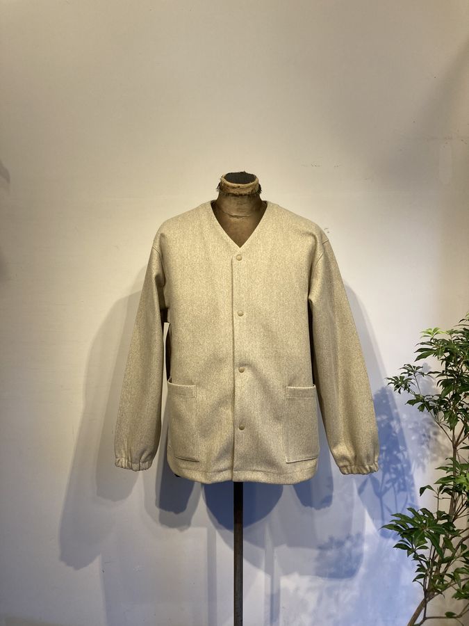 DELICIOUS(デリシャス)2026年FWのMelton Cardigan。 コートなどに使われるメルトンのようなウォーム感の あるニット素材。 素材感を活かした柔らかいフォルムとシンプルなデザイン。 軽さと暖かさ、ナチュラルストレッチもきいて 部屋着としても軽アウターとしても使えて人気のモデル。 女性にも好評モデルです。 コートなどにインナーブルゾンとしても是非。 ■サイズS 肩幅：48cm 身幅：57cm 着丈：66,5cm 袖丈：58,5cm ■サイズM 肩幅：51cm 身幅：60cm 着丈：70,5cm 袖丈：61cm ■サイズL 肩幅：54cm 身幅：63cm 着丈：74,5cm 袖丈：63,5cm 素材：ポリエステル100% MADE IN JAPANDELICIOUS(デリシャス)Melton Cardigan