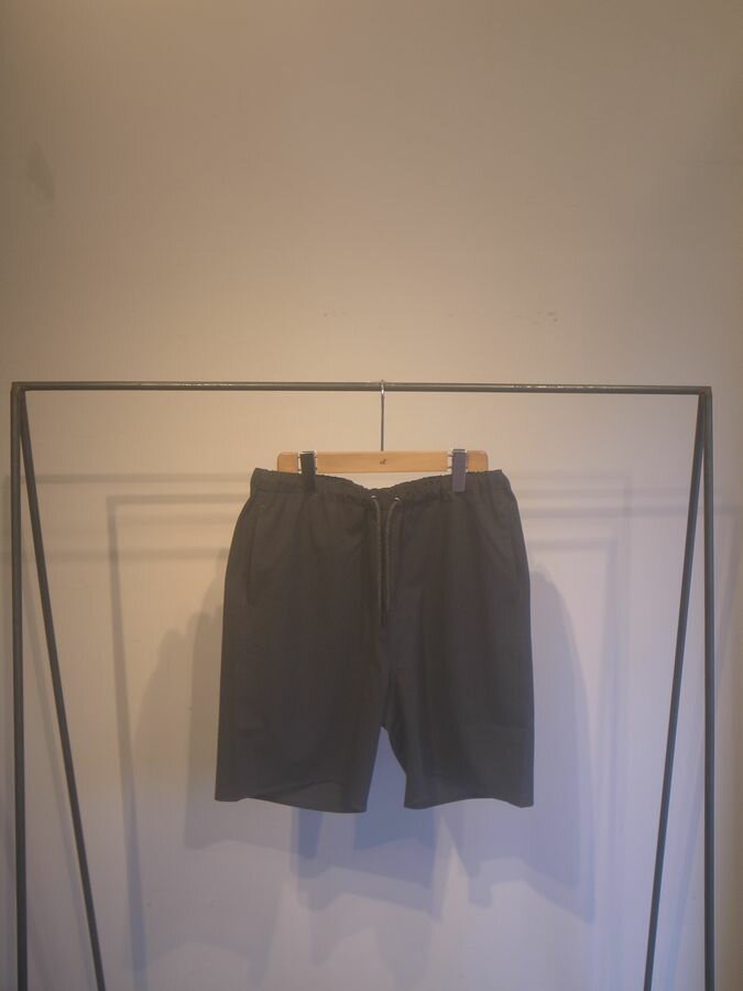 LAMOND(ラモンド)の定番SHARI SHORTS。 LAMOND定番のSHARI PANTSより更に薄い ポリエステル生地を使用。 真夏も快適な生地感で涼しく快適です。 両サイドにポケット付き。 この生地の特徴は 吸水速乾、防シワ、横...